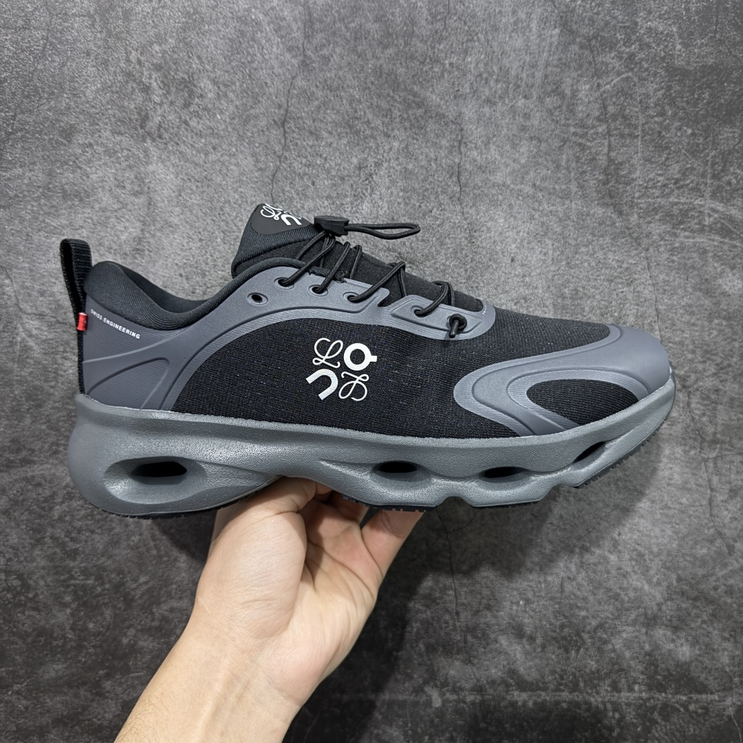 【莞产顶级】LOEWE罗意威 x ON昂跑 联名款 Cloudsolo系列 •原鞋一致橡胶底 原版高弹MD 加爆米花料 •正确后跟小蛮腰 •Logo立体有光泽度 •正确鞋头饱满立体 •鞋舌TPU立体高频 •正确鞋面网布多层厚实材料 •后跟织带高频立体 织带上浆加硬 •正确鞋带头滴胶柔软 •正确鞋垫前薄后厚有弹性（欧奈斯材料，非普通海玻璃） 尺码：36 36.5 37 37.5 38 38.5 39 40 40.5 41 42 42.5 43 44 44.5 45 46（真半码）-选品中心