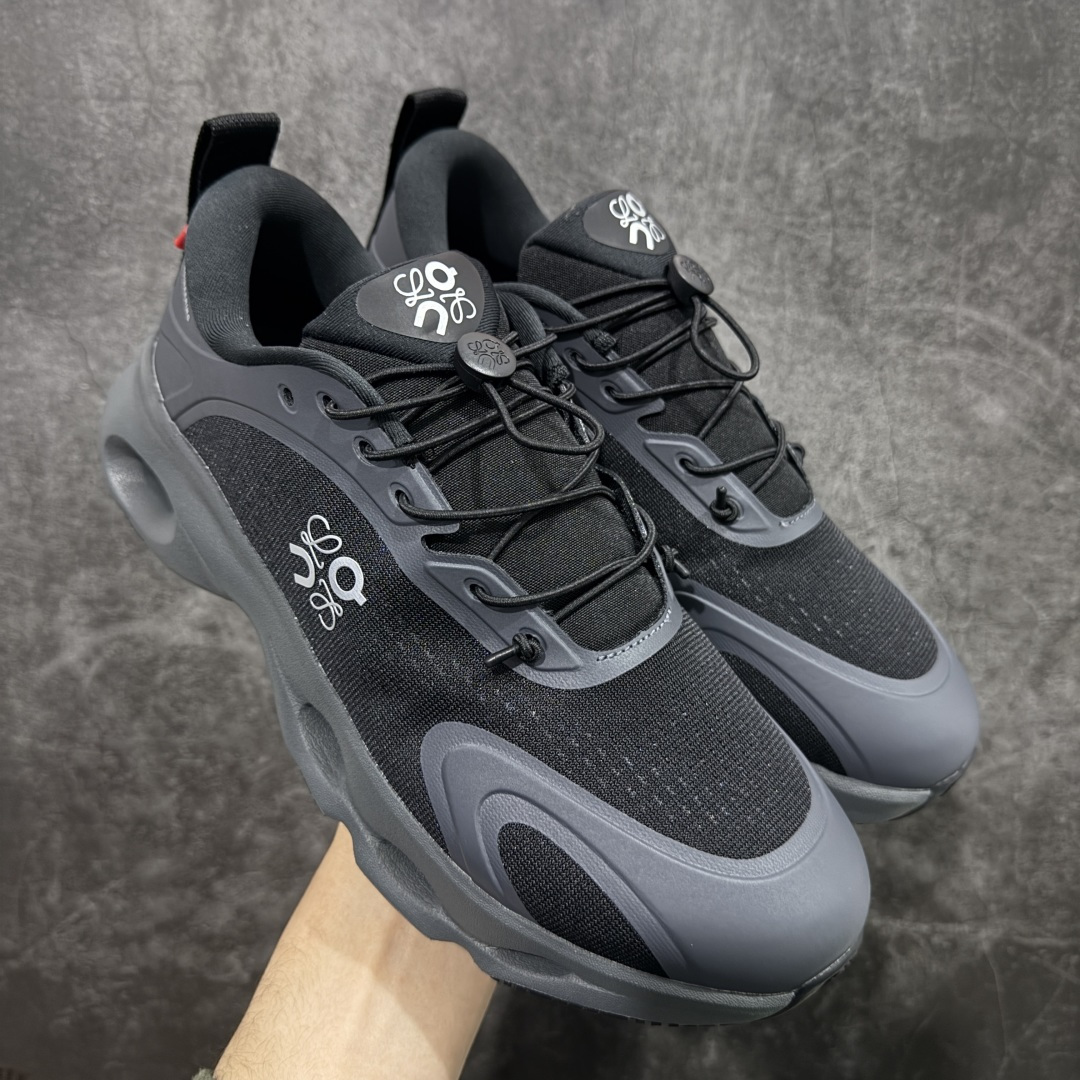 【莞产顶级】LOEWE罗意威 x ON昂跑 联名款 Cloudsolo系列 •原鞋一致橡胶底 原版高弹MD 加爆米花料 •正确后跟小蛮腰 •Logo立体有光泽度 •正确鞋头饱满立体 •鞋舌TPU立体高频 •正确鞋面网布多层厚实材料 •后跟织带高频立体 织带上浆加硬 •正确鞋带头滴胶柔软 •正确鞋垫前薄后厚有弹性（欧奈斯材料，非普通海玻璃） 尺码：36 36.5 37 37.5 38 38.5 39 40 40.5 41 42 42.5 43 44 44.5 45 46（真半码）-选品中心