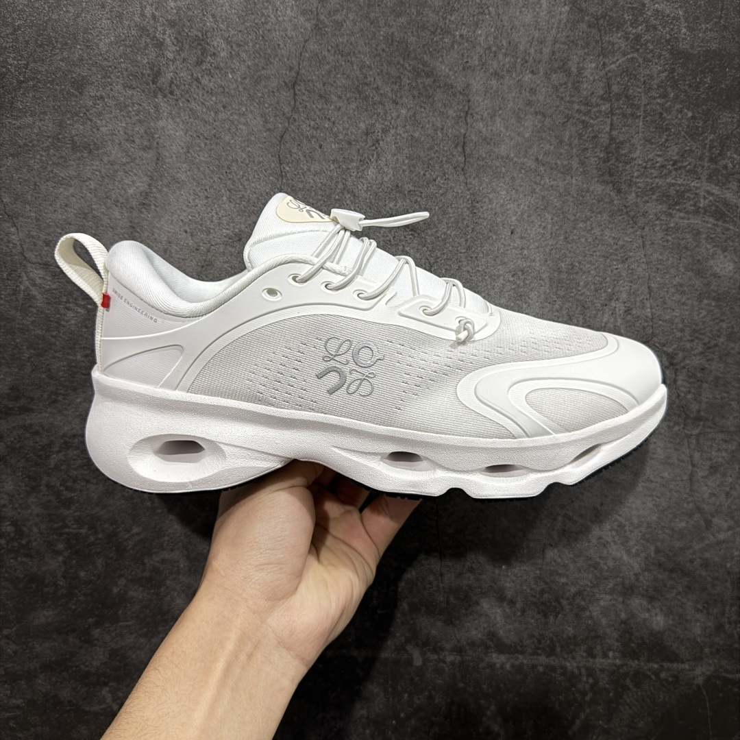 【莞产顶级】LOEWE罗意威 x ON昂跑 联名款 Cloudsolo系列 •原鞋一致橡胶底 原版高弹MD 加爆米花料 •正确后跟小蛮腰 •Logo立体有光泽度 •正确鞋头饱满立体 •鞋舌TPU立体高频 •正确鞋面网布多层厚实材料 •后跟织带高频立体 织带上浆加硬 •正确鞋带头滴胶柔软 •正确鞋垫前薄后厚有弹性(欧奈斯材料,非普通海玻璃) 尺码:36 36.5 37 37.5 38 38.5 39 40 40.5 41 42 42.5 43 44 44.5 45 46(真半码)-选品中心