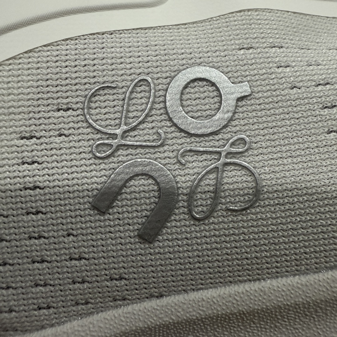 图片[9]-【莞产顶级】LOEWE罗意威 x ON昂跑 联名款 Cloudsolo系列 •原鞋一致橡胶底 原版高弹MD 加爆米花料 •正确后跟小蛮腰 •Logo立体有光泽度 •正确鞋头饱满立体 •鞋舌TPU立体高频 •正确鞋面网布多层厚实材料 •后跟织带高频立体 织带上浆加硬 •正确鞋带头滴胶柔软 •正确鞋垫前薄后厚有弹性（欧奈斯材料，非普通海玻璃） 尺码：36 36.5 37 37.5 38 38.5 39 40 40.5 41 42 42.5 43 44 44.5 45 46（真半码）-选品中心