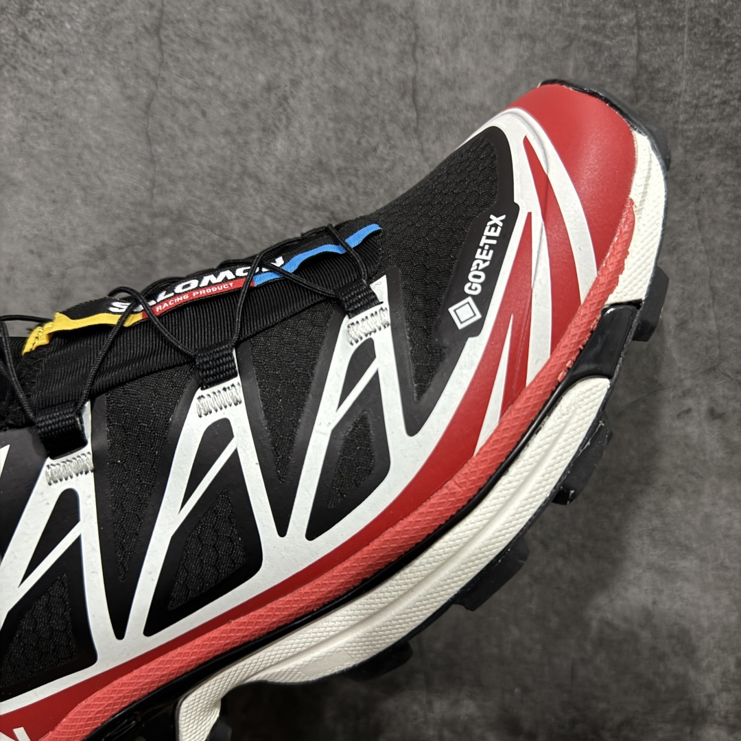 图片[6]-【纯原W1版本】 Salomon XT-6 Gore-Tex防水款 萨洛蒙复古潮流户外机能登山跑鞋 黑红色 479749 纯原外贸平台特供订单 耗时半年巨作 全套原纸板楦头开发 原厂特供网布配套加持 确保原汁原味 完美呈现版型 原档数据独家私模五层组合大底 原装Ortholite轻量化鞋垫 中底布带钢印编号 原厂TPU锁扣 进口港宝加持 后跟自然饱满 还原公司包裹性 鞋面以“锯齿”状的包裹系统呈现 在基色底之下加入了各种色点缀 将公司的最新技术和时尚前卫的造型融入耐用的长跑款式中 鞋面由 TPU 薄膜制成 并焊接在高耐磨网眼上 使其既时尚又坚固 由 ACS底盘支撑 可增强稳定性和支撑力 以及由橡胶凸耳 Contragrip外底覆盖的 EVA 缓冲中底 旨在应对崎岖的地形 鞋舌上的彩色Salomon 标签、Quicklace 系统以及鞋头、鞋舌和鞋跟上的附加品牌使细节更加完美 让穿着者可以轻松驾驭户外与通勤下的任何运动生活场景 无缝鞋身户外随意纵横 颜值与脚感兼备 出街通勤 绝对非常吸睛 你值得拥有 尺码：36 36.5 37.5 38 38.5 39 40 40.5 41 42 42.5 43 44 44.5 45-选品中心