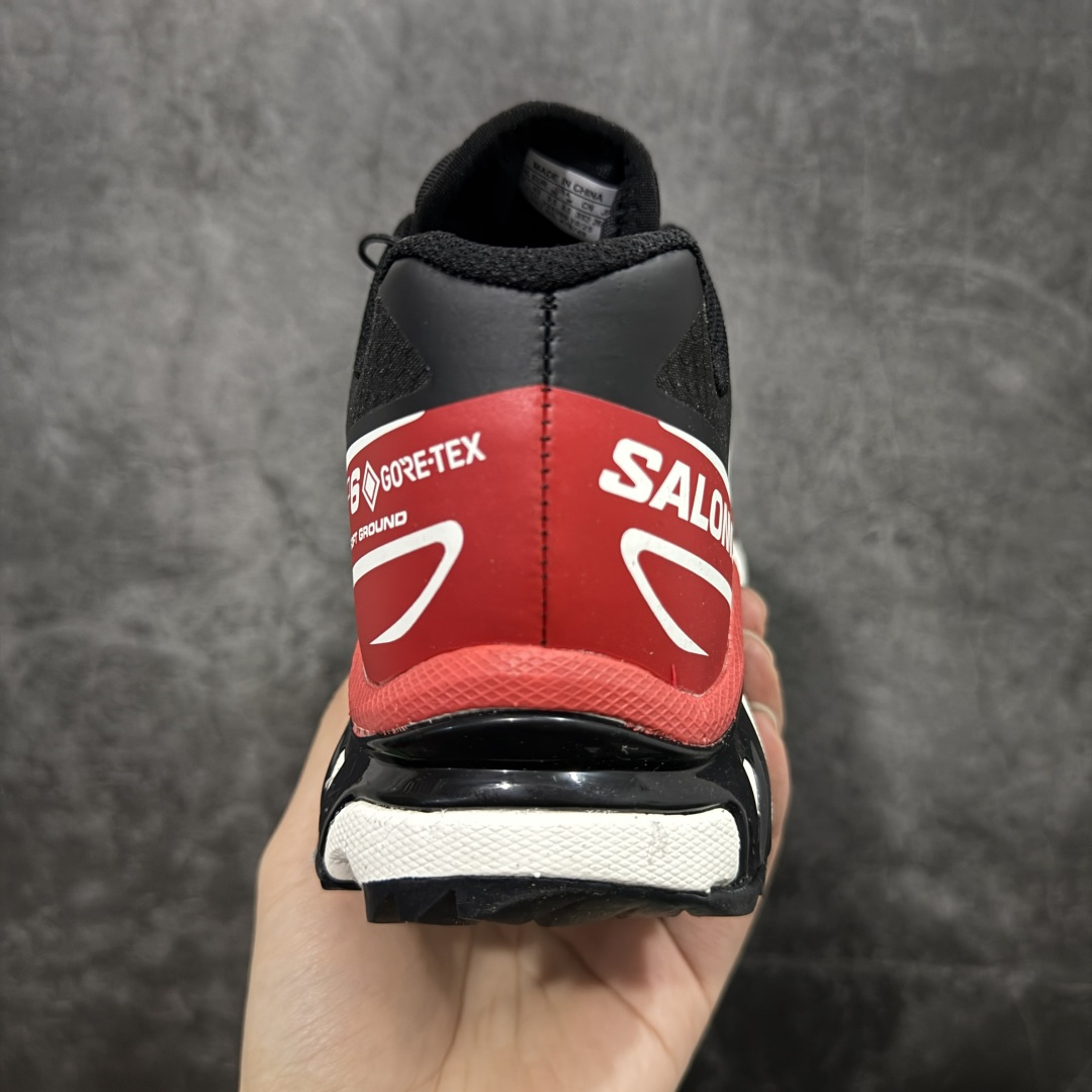 图片[4]-【纯原W1版本】 Salomon XT-6 Gore-Tex防水款 萨洛蒙复古潮流户外机能登山跑鞋 黑红色 479749 纯原外贸平台特供订单 耗时半年巨作 全套原纸板楦头开发 原厂特供网布配套加持 确保原汁原味 完美呈现版型 原档数据独家私模五层组合大底 原装Ortholite轻量化鞋垫 中底布带钢印编号 原厂TPU锁扣 进口港宝加持 后跟自然饱满 还原公司包裹性 鞋面以“锯齿”状的包裹系统呈现 在基色底之下加入了各种色点缀 将公司的最新技术和时尚前卫的造型融入耐用的长跑款式中 鞋面由 TPU 薄膜制成 并焊接在高耐磨网眼上 使其既时尚又坚固 由 ACS底盘支撑 可增强稳定性和支撑力 以及由橡胶凸耳 Contragrip外底覆盖的 EVA 缓冲中底 旨在应对崎岖的地形 鞋舌上的彩色Salomon 标签、Quicklace 系统以及鞋头、鞋舌和鞋跟上的附加品牌使细节更加完美 让穿着者可以轻松驾驭户外与通勤下的任何运动生活场景 无缝鞋身户外随意纵横 颜值与脚感兼备 出街通勤 绝对非常吸睛 你值得拥有 尺码：36 36.5 37.5 38 38.5 39 40 40.5 41 42 42.5 43 44 44.5 45-选品中心