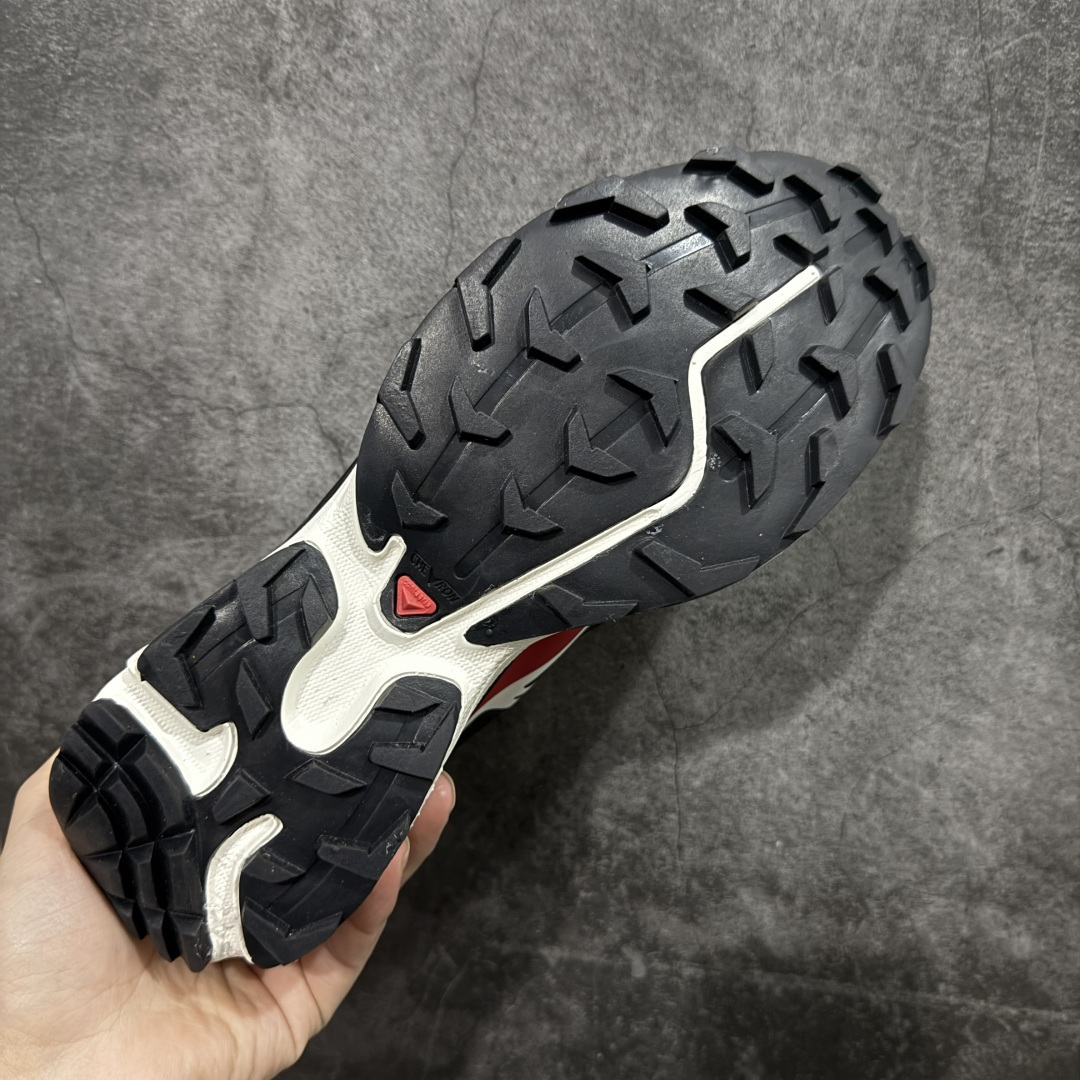 图片[9]-【纯原W1版本】 Salomon XT-6 Gore-Tex防水款 萨洛蒙复古潮流户外机能登山跑鞋 黑红色 479749 纯原外贸平台特供订单 耗时半年巨作 全套原纸板楦头开发 原厂特供网布配套加持 确保原汁原味 完美呈现版型 原档数据独家私模五层组合大底 原装Ortholite轻量化鞋垫 中底布带钢印编号 原厂TPU锁扣 进口港宝加持 后跟自然饱满 还原公司包裹性 鞋面以“锯齿”状的包裹系统呈现 在基色底之下加入了各种色点缀 将公司的最新技术和时尚前卫的造型融入耐用的长跑款式中 鞋面由 TPU 薄膜制成 并焊接在高耐磨网眼上 使其既时尚又坚固 由 ACS底盘支撑 可增强稳定性和支撑力 以及由橡胶凸耳 Contragrip外底覆盖的 EVA 缓冲中底 旨在应对崎岖的地形 鞋舌上的彩色Salomon 标签、Quicklace 系统以及鞋头、鞋舌和鞋跟上的附加品牌使细节更加完美 让穿着者可以轻松驾驭户外与通勤下的任何运动生活场景 无缝鞋身户外随意纵横 颜值与脚感兼备 出街通勤 绝对非常吸睛 你值得拥有 尺码：36 36.5 37.5 38 38.5 39 40 40.5 41 42 42.5 43 44 44.5 45-选品中心
