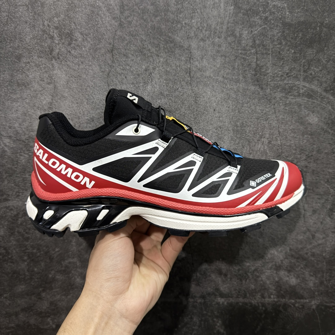 【纯原W1版本】 Salomon XT-6 Gore-Tex防水款 萨洛蒙复古潮流户外机能登山跑鞋 黑红色 479749 纯原外贸平台特供订单 耗时半年巨作 全套原纸板楦头开发 原厂特供网布配套加持 确保原汁原味 完美呈现版型 原档数据独家私模五层组合大底 原装Ortholite轻量化鞋垫 中底布带钢印编号 原厂TPU锁扣 进口港宝加持 后跟自然饱满 还原公司包裹性 鞋面以“锯齿”状的包裹系统呈现 在基色底之下加入了各种色点缀 将公司的最新技术和时尚前卫的造型融入耐用的长跑款式中 鞋面由 TPU 薄膜制成 并焊接在高耐磨网眼上 使其既时尚又坚固 由 ACS底盘支撑 可增强稳定性和支撑力 以及由橡胶凸耳 Contragrip外底覆盖的 EVA 缓冲中底 旨在应对崎岖的地形 鞋舌上的彩色Salomon 标签、Quicklace 系统以及鞋头、鞋舌和鞋跟上的附加品牌使细节更加完美 让穿着者可以轻松驾驭户外与通勤下的任何运动生活场景 无缝鞋身户外随意纵横 颜值与脚感兼备 出街通勤 绝对非常吸睛 你值得拥有 尺码:36 36.5 37.5 38 38.5 39 40 40.5 41 42 42.5 43 44 44.5 45-选品中心
