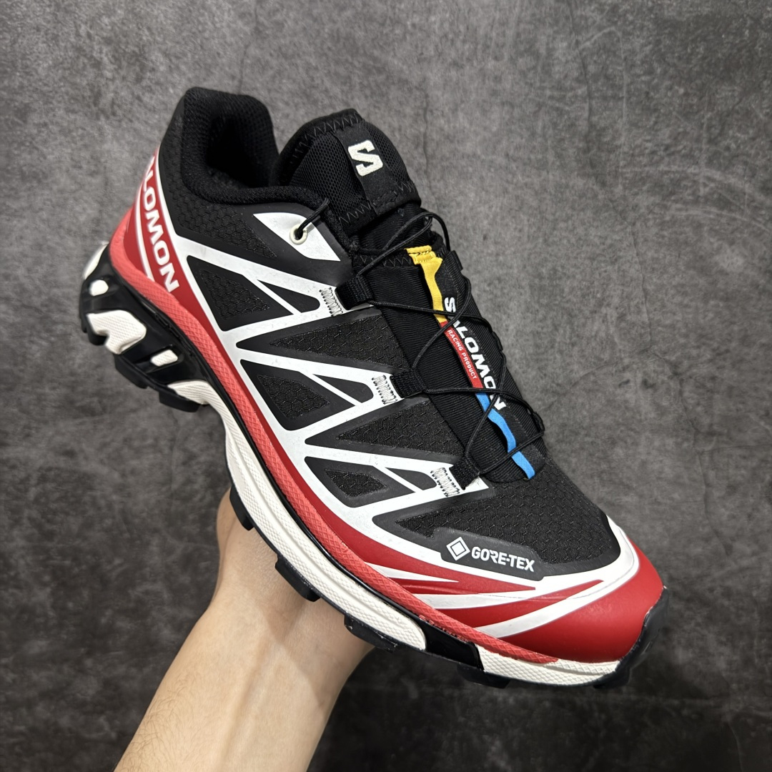 图片[3]-【纯原W1版本】 Salomon XT-6 Gore-Tex防水款 萨洛蒙复古潮流户外机能登山跑鞋 黑红色 479749 纯原外贸平台特供订单 耗时半年巨作 全套原纸板楦头开发 原厂特供网布配套加持 确保原汁原味 完美呈现版型 原档数据独家私模五层组合大底 原装Ortholite轻量化鞋垫 中底布带钢印编号 原厂TPU锁扣 进口港宝加持 后跟自然饱满 还原公司包裹性 鞋面以“锯齿”状的包裹系统呈现 在基色底之下加入了各种色点缀 将公司的最新技术和时尚前卫的造型融入耐用的长跑款式中 鞋面由 TPU 薄膜制成 并焊接在高耐磨网眼上 使其既时尚又坚固 由 ACS底盘支撑 可增强稳定性和支撑力 以及由橡胶凸耳 Contragrip外底覆盖的 EVA 缓冲中底 旨在应对崎岖的地形 鞋舌上的彩色Salomon 标签、Quicklace 系统以及鞋头、鞋舌和鞋跟上的附加品牌使细节更加完美 让穿着者可以轻松驾驭户外与通勤下的任何运动生活场景 无缝鞋身户外随意纵横 颜值与脚感兼备 出街通勤 绝对非常吸睛 你值得拥有 尺码：36 36.5 37.5 38 38.5 39 40 40.5 41 42 42.5 43 44 44.5 45-选品中心