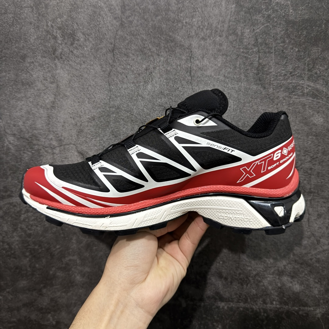 图片[2]-【纯原W1版本】 Salomon XT-6 Gore-Tex防水款 萨洛蒙复古潮流户外机能登山跑鞋 黑红色 479749 纯原外贸平台特供订单 耗时半年巨作 全套原纸板楦头开发 原厂特供网布配套加持 确保原汁原味 完美呈现版型 原档数据独家私模五层组合大底 原装Ortholite轻量化鞋垫 中底布带钢印编号 原厂TPU锁扣 进口港宝加持 后跟自然饱满 还原公司包裹性 鞋面以“锯齿”状的包裹系统呈现 在基色底之下加入了各种色点缀 将公司的最新技术和时尚前卫的造型融入耐用的长跑款式中 鞋面由 TPU 薄膜制成 并焊接在高耐磨网眼上 使其既时尚又坚固 由 ACS底盘支撑 可增强稳定性和支撑力 以及由橡胶凸耳 Contragrip外底覆盖的 EVA 缓冲中底 旨在应对崎岖的地形 鞋舌上的彩色Salomon 标签、Quicklace 系统以及鞋头、鞋舌和鞋跟上的附加品牌使细节更加完美 让穿着者可以轻松驾驭户外与通勤下的任何运动生活场景 无缝鞋身户外随意纵横 颜值与脚感兼备 出街通勤 绝对非常吸睛 你值得拥有 尺码：36 36.5 37.5 38 38.5 39 40 40.5 41 42 42.5 43 44 44.5 45-选品中心