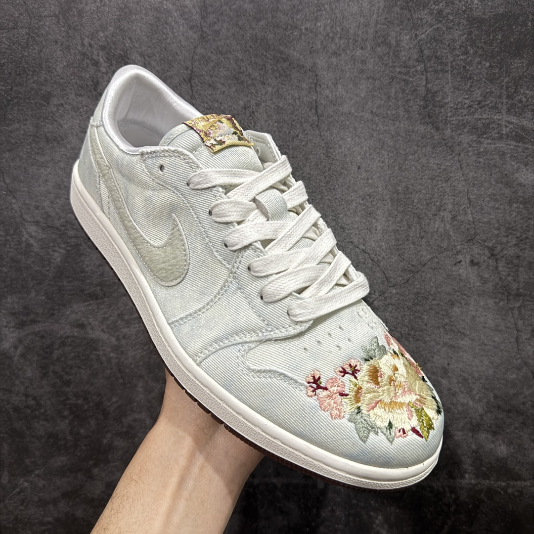 图片[3]-【纯原H11版本】Jordan Air Jordan AJ 1 Retro OG Flower Embroidery 马年限定 CNY新年款 米白 IQ1109-011 #H11顶级纯原 纯原外贸平台特供订单 #全套原纸板楦头开发 #原厂特供材料配套加持 #确保原汁原味 完美呈现版型 #原档数据独家私模大底 #男女鞋同步官方开发至47.5 #原装进口轻量化鞋垫 #进口港宝加持 后跟自然饱满 还原公司包裹性 #鞋面采用原装数据贴合技术 #全方位贴合包裹脚型 #鞋跟部鞋底牵引设计 #提供强大的抓地性能 #更适应不同实战场地路面 尺码：35.5 36 36.5 37.5 38 38.5 39 40 40.5 41 42 42.5 43 44 44.4 45 46 46.5 47.5-选品中心