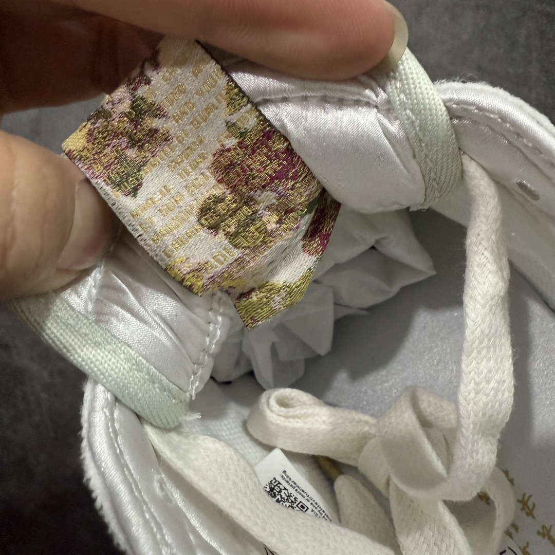 图片[7]-【纯原H11版本】Jordan Air Jordan AJ 1 Retro OG Flower Embroidery 马年限定 CNY新年款 米白 IQ1109-011 #H11顶级纯原 纯原外贸平台特供订单 #全套原纸板楦头开发 #原厂特供材料配套加持 #确保原汁原味 完美呈现版型 #原档数据独家私模大底 #男女鞋同步官方开发至47.5 #原装进口轻量化鞋垫 #进口港宝加持 后跟自然饱满 还原公司包裹性 #鞋面采用原装数据贴合技术 #全方位贴合包裹脚型 #鞋跟部鞋底牵引设计 #提供强大的抓地性能 #更适应不同实战场地路面 尺码：35.5 36 36.5 37.5 38 38.5 39 40 40.5 41 42 42.5 43 44 44.4 45 46 46.5 47.5-选品中心