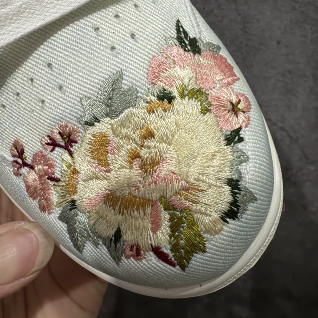 图片[5]-【纯原H11版本】Jordan Air Jordan AJ 1 Retro OG Flower Embroidery 马年限定 CNY新年款 米白 IQ1109-011 #H11顶级纯原 纯原外贸平台特供订单 #全套原纸板楦头开发 #原厂特供材料配套加持 #确保原汁原味 完美呈现版型 #原档数据独家私模大底 #男女鞋同步官方开发至47.5 #原装进口轻量化鞋垫 #进口港宝加持 后跟自然饱满 还原公司包裹性 #鞋面采用原装数据贴合技术 #全方位贴合包裹脚型 #鞋跟部鞋底牵引设计 #提供强大的抓地性能 #更适应不同实战场地路面 尺码：35.5 36 36.5 37.5 38 38.5 39 40 40.5 41 42 42.5 43 44 44.4 45 46 46.5 47.5-选品中心