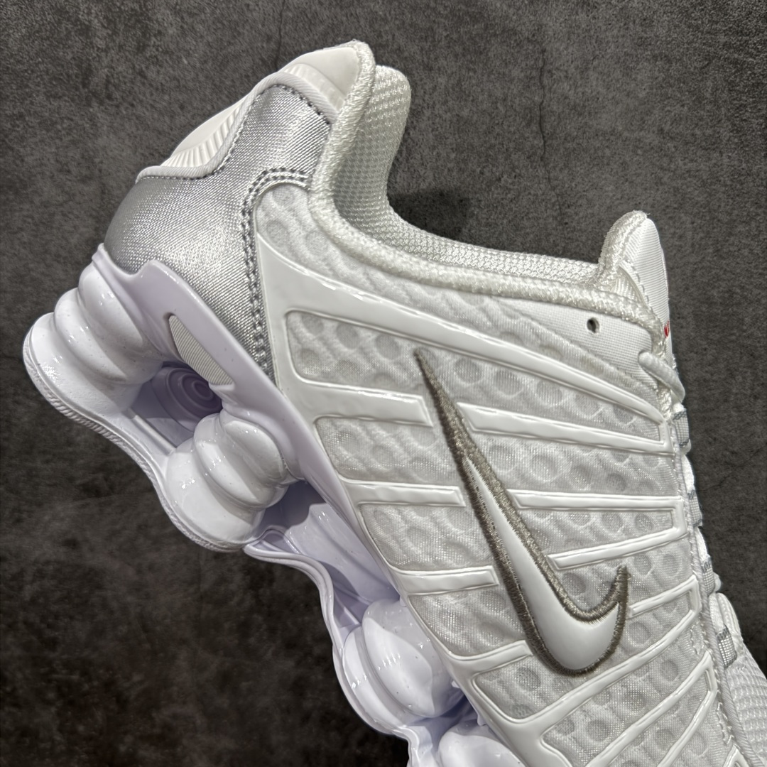 图片[7]-【Max纯原版】原版开发 Nike Shox TL系列 白银色 AV3595-100 NK Shox TL系列 黑蓝色 复古舒适百搭防滑耐磨低邦柱形气垫休闲跑步鞋 鞋面采用了轻质化的材料打造，搭载鞋带系带系统以及鞋舌部分的特殊控制模块，科技感十足；采用透气纺织品和网眼鞋面与标志性的Nike Shox技术，同时提供更轻盈的感觉和大胆的外观；鞋身大面积采用织物与皮革材质拼接设计，搭配Dri-FITz透气网面，透气性拉满不闷脚。中底前掌搭载Air Max科技，后掌配置Shoxy缓震气柱，前掌气垫提供灵敏回弹，中底的气柱设计也很加分，外观上科技感十足；设计彰显个性，复古造型适配多种穿搭风格。 尺码：39 40 40.5 41 42 42.5 43 44 44.5 45 45.5 46 46.5 47.5-选品中心