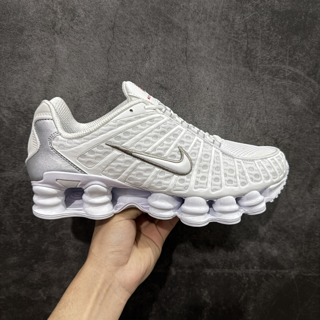【Max纯原版】原版开发 Nike Shox TL系列 白银色 AV3595-100 NK Shox TL系列 黑蓝色 复古舒适百搭防滑耐磨低邦柱形气垫休闲跑步鞋 鞋面采用了轻质化的材料打造,搭载鞋带系带系统以及鞋舌部分的特殊控制模块,科技感十足;采用透气纺织品和网眼鞋面与标志性的Nike Shox技术,同时提供更轻盈的感觉和大胆的外观;鞋身大面积采用织物与皮革材质拼接设计,搭配Dri-FITz透气网面,透气性拉满不闷脚。中底前掌搭载Air Max科技,后掌配置Shoxy缓震气柱,前掌气垫提供灵敏回弹,中底的气柱设计也很加分,外观上科技感十足;设计彰显个性,复古造型适配多种穿搭风格。 尺码:39 40 40.5 41 42 42.5 43 44 44.5 45 45.5 46 46.5 47.5-选品中心