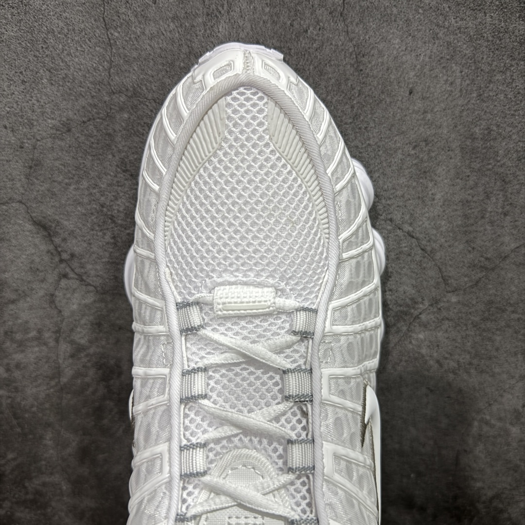 图片[5]-【Max纯原版】原版开发 Nike Shox TL系列 白银色 AV3595-100 NK Shox TL系列 黑蓝色 复古舒适百搭防滑耐磨低邦柱形气垫休闲跑步鞋 鞋面采用了轻质化的材料打造，搭载鞋带系带系统以及鞋舌部分的特殊控制模块，科技感十足；采用透气纺织品和网眼鞋面与标志性的Nike Shox技术，同时提供更轻盈的感觉和大胆的外观；鞋身大面积采用织物与皮革材质拼接设计，搭配Dri-FITz透气网面，透气性拉满不闷脚。中底前掌搭载Air Max科技，后掌配置Shoxy缓震气柱，前掌气垫提供灵敏回弹，中底的气柱设计也很加分，外观上科技感十足；设计彰显个性，复古造型适配多种穿搭风格。 尺码：39 40 40.5 41 42 42.5 43 44 44.5 45 45.5 46 46.5 47.5-选品中心