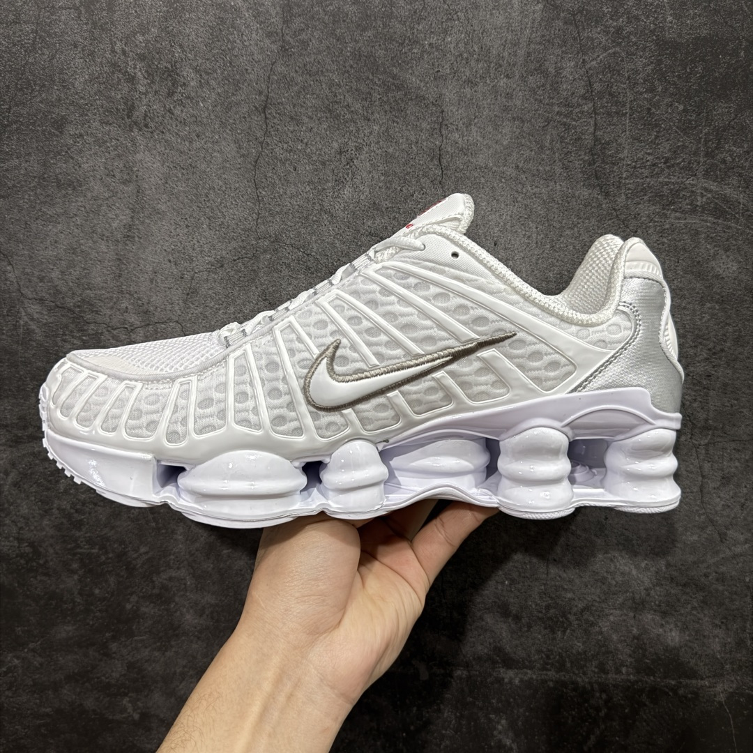 图片[2]-【Max纯原版】原版开发 Nike Shox TL系列 白银色 AV3595-100 NK Shox TL系列 黑蓝色 复古舒适百搭防滑耐磨低邦柱形气垫休闲跑步鞋 鞋面采用了轻质化的材料打造，搭载鞋带系带系统以及鞋舌部分的特殊控制模块，科技感十足；采用透气纺织品和网眼鞋面与标志性的Nike Shox技术，同时提供更轻盈的感觉和大胆的外观；鞋身大面积采用织物与皮革材质拼接设计，搭配Dri-FITz透气网面，透气性拉满不闷脚。中底前掌搭载Air Max科技，后掌配置Shoxy缓震气柱，前掌气垫提供灵敏回弹，中底的气柱设计也很加分，外观上科技感十足；设计彰显个性，复古造型适配多种穿搭风格。 尺码：39 40 40.5 41 42 42.5 43 44 44.5 45 45.5 46 46.5 47.5-选品中心