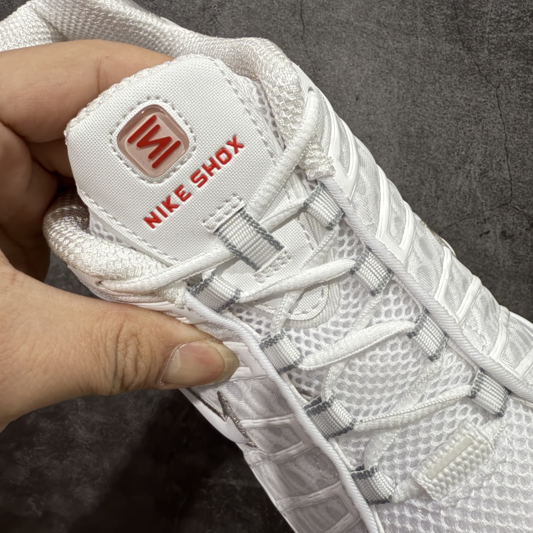 图片[6]-【Max纯原版】原版开发 Nike Shox TL系列 白银色 AV3595-100 NK Shox TL系列 黑蓝色 复古舒适百搭防滑耐磨低邦柱形气垫休闲跑步鞋 鞋面采用了轻质化的材料打造，搭载鞋带系带系统以及鞋舌部分的特殊控制模块，科技感十足；采用透气纺织品和网眼鞋面与标志性的Nike Shox技术，同时提供更轻盈的感觉和大胆的外观；鞋身大面积采用织物与皮革材质拼接设计，搭配Dri-FITz透气网面，透气性拉满不闷脚。中底前掌搭载Air Max科技，后掌配置Shoxy缓震气柱，前掌气垫提供灵敏回弹，中底的气柱设计也很加分，外观上科技感十足；设计彰显个性，复古造型适配多种穿搭风格。 尺码：39 40 40.5 41 42 42.5 43 44 44.5 45 45.5 46 46.5 47.5-选品中心