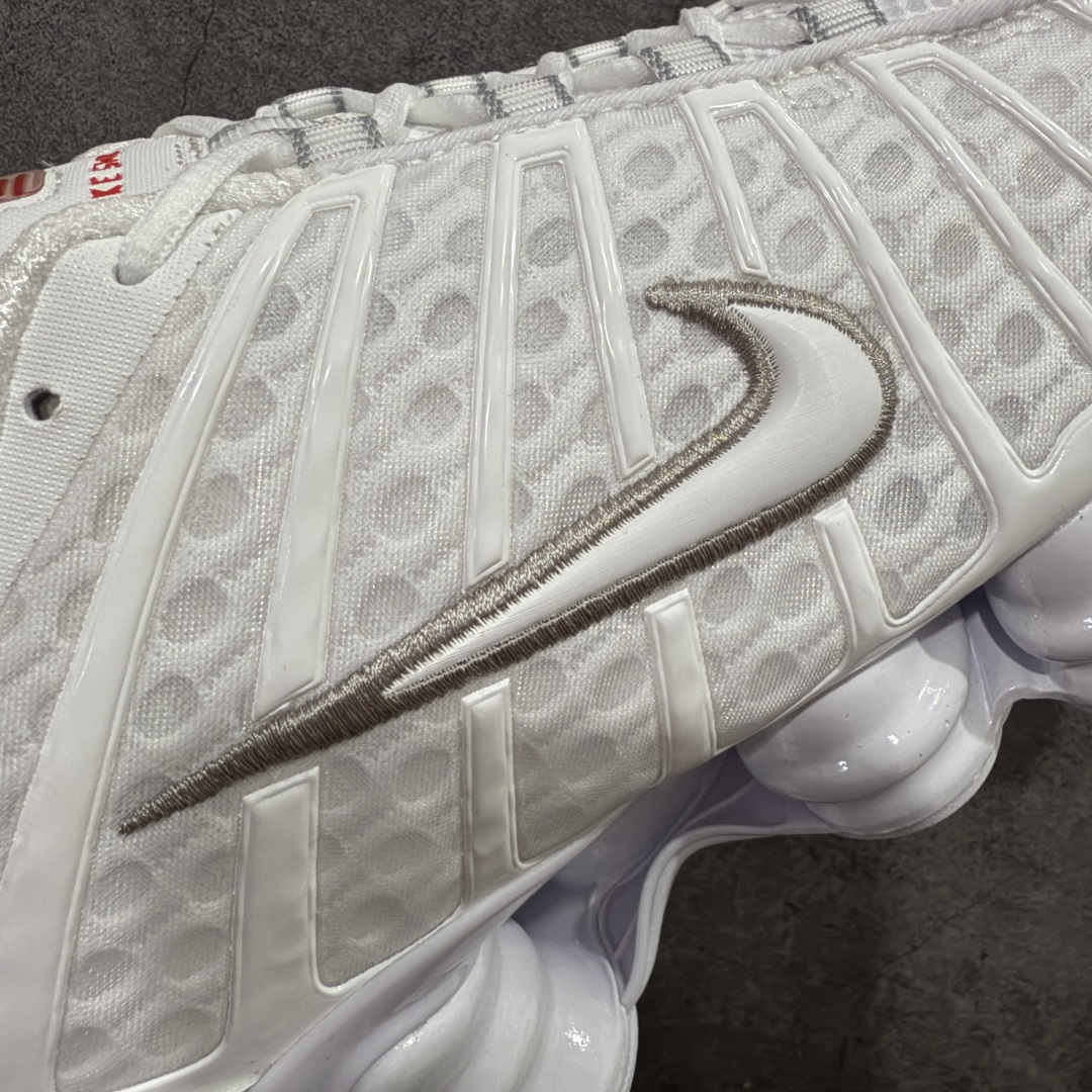 图片[4]-【Max纯原版】原版开发 Nike Shox TL系列 白银色 AV3595-100 NK Shox TL系列 黑蓝色 复古舒适百搭防滑耐磨低邦柱形气垫休闲跑步鞋 鞋面采用了轻质化的材料打造，搭载鞋带系带系统以及鞋舌部分的特殊控制模块，科技感十足；采用透气纺织品和网眼鞋面与标志性的Nike Shox技术，同时提供更轻盈的感觉和大胆的外观；鞋身大面积采用织物与皮革材质拼接设计，搭配Dri-FITz透气网面，透气性拉满不闷脚。中底前掌搭载Air Max科技，后掌配置Shoxy缓震气柱，前掌气垫提供灵敏回弹，中底的气柱设计也很加分，外观上科技感十足；设计彰显个性，复古造型适配多种穿搭风格。 尺码：39 40 40.5 41 42 42.5 43 44 44.5 45 45.5 46 46.5 47.5-选品中心