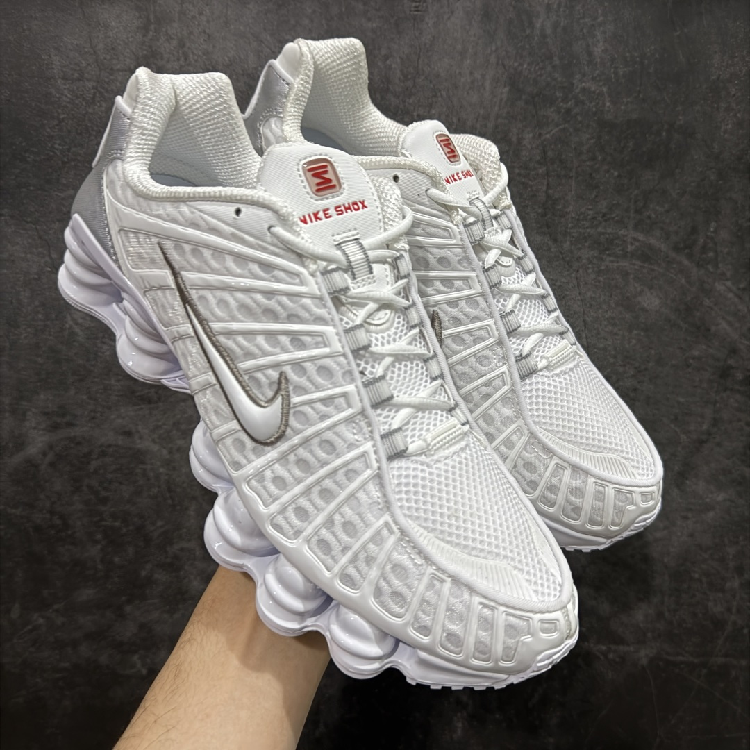 【Max纯原版】原版开发 Nike Shox TL系列 白银色 AV3595-100 NK Shox TL系列 黑蓝色 复古舒适百搭防滑耐磨低邦柱形气垫休闲跑步鞋 鞋面采用了轻质化的材料打造,搭载鞋带系带系统以及鞋舌部分的特殊控制模块,科技感十足;采用透气纺织品和网眼鞋面与标志性的Nike Shox技术,同时提供更轻盈的感觉和大胆的外观;鞋身大面积采用织物与皮革材质拼接设计,搭配Dri-FITz透气网面,透气性拉满不闷脚。中底前掌搭载Air Max科技,后掌配置Shoxy缓震气柱,前掌气垫提供灵敏回弹,中底的气柱设计也很加分,外观上科技感十足;设计彰显个性,复古造型适配多种穿搭风格。 尺码:39 40 40.5 41 42 42.5 43 44 44.5 45 45.5 46 46.5 47.5-选品中心