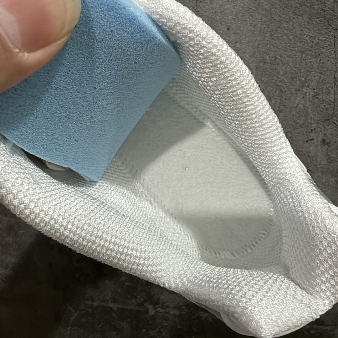 图片[9]-【Max纯原版】原版开发 Nike Shox TL系列 白银色 AV3595-100 NK Shox TL系列 黑蓝色 复古舒适百搭防滑耐磨低邦柱形气垫休闲跑步鞋 鞋面采用了轻质化的材料打造，搭载鞋带系带系统以及鞋舌部分的特殊控制模块，科技感十足；采用透气纺织品和网眼鞋面与标志性的Nike Shox技术，同时提供更轻盈的感觉和大胆的外观；鞋身大面积采用织物与皮革材质拼接设计，搭配Dri-FITz透气网面，透气性拉满不闷脚。中底前掌搭载Air Max科技，后掌配置Shoxy缓震气柱，前掌气垫提供灵敏回弹，中底的气柱设计也很加分，外观上科技感十足；设计彰显个性，复古造型适配多种穿搭风格。 尺码：39 40 40.5 41 42 42.5 43 44 44.5 45 45.5 46 46.5 47.5-选品中心