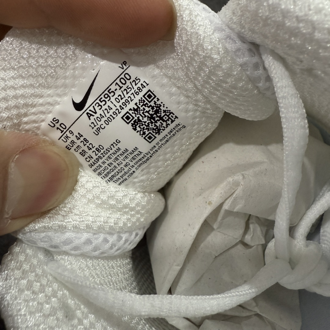 图片[7]-【Max纯原版】原版开发 Nike Shox TL系列 白银色 AV3595-100 NK Shox TL系列 黑蓝色 复古舒适百搭防滑耐磨低邦柱形气垫休闲跑步鞋 鞋面采用了轻质化的材料打造，搭载鞋带系带系统以及鞋舌部分的特殊控制模块，科技感十足；采用透气纺织品和网眼鞋面与标志性的Nike Shox技术，同时提供更轻盈的感觉和大胆的外观；鞋身大面积采用织物与皮革材质拼接设计，搭配Dri-FITz透气网面，透气性拉满不闷脚。中底前掌搭载Air Max科技，后掌配置Shoxy缓震气柱，前掌气垫提供灵敏回弹，中底的气柱设计也很加分，外观上科技感十足；设计彰显个性，复古造型适配多种穿搭风格。 尺码：39 40 40.5 41 42 42.5 43 44 44.5 45 45.5 46 46.5 47.5-选品中心