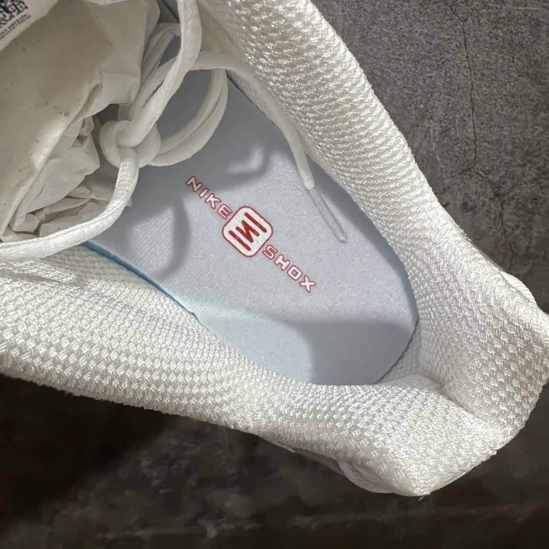 图片[8]-【Max纯原版】原版开发 Nike Shox TL系列 白银色 AV3595-100 NK Shox TL系列 黑蓝色 复古舒适百搭防滑耐磨低邦柱形气垫休闲跑步鞋 鞋面采用了轻质化的材料打造，搭载鞋带系带系统以及鞋舌部分的特殊控制模块，科技感十足；采用透气纺织品和网眼鞋面与标志性的Nike Shox技术，同时提供更轻盈的感觉和大胆的外观；鞋身大面积采用织物与皮革材质拼接设计，搭配Dri-FITz透气网面，透气性拉满不闷脚。中底前掌搭载Air Max科技，后掌配置Shoxy缓震气柱，前掌气垫提供灵敏回弹，中底的气柱设计也很加分，外观上科技感十足；设计彰显个性，复古造型适配多种穿搭风格。 尺码：39 40 40.5 41 42 42.5 43 44 44.5 45 45.5 46 46.5 47.5-选品中心