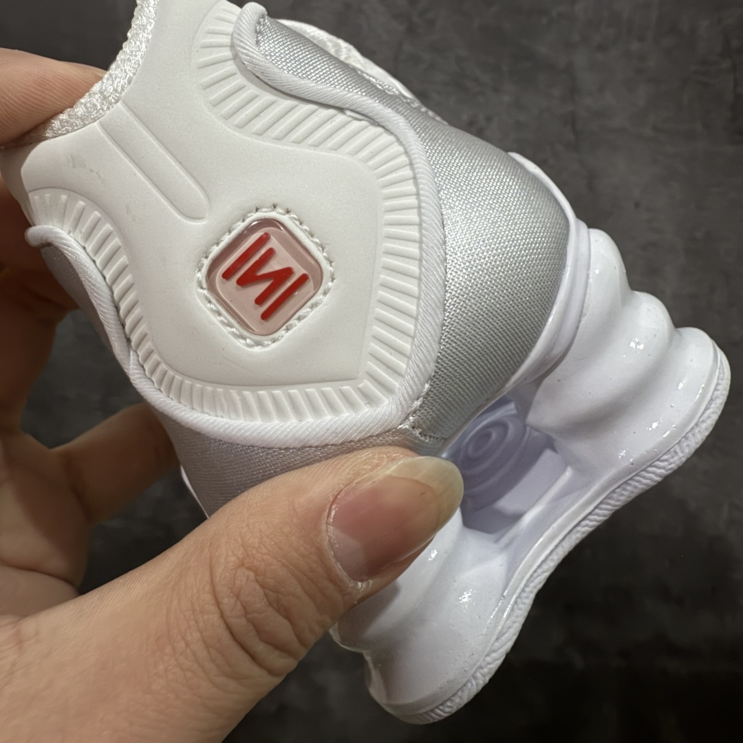 图片[2]-【Max纯原版】原版开发 Nike Shox TL系列 白银色 AV3595-100 NK Shox TL系列 黑蓝色 复古舒适百搭防滑耐磨低邦柱形气垫休闲跑步鞋 鞋面采用了轻质化的材料打造，搭载鞋带系带系统以及鞋舌部分的特殊控制模块，科技感十足；采用透气纺织品和网眼鞋面与标志性的Nike Shox技术，同时提供更轻盈的感觉和大胆的外观；鞋身大面积采用织物与皮革材质拼接设计，搭配Dri-FITz透气网面，透气性拉满不闷脚。中底前掌搭载Air Max科技，后掌配置Shoxy缓震气柱，前掌气垫提供灵敏回弹，中底的气柱设计也很加分，外观上科技感十足；设计彰显个性，复古造型适配多种穿搭风格。 尺码：39 40 40.5 41 42 42.5 43 44 44.5 45 45.5 46 46.5 47.5-选品中心