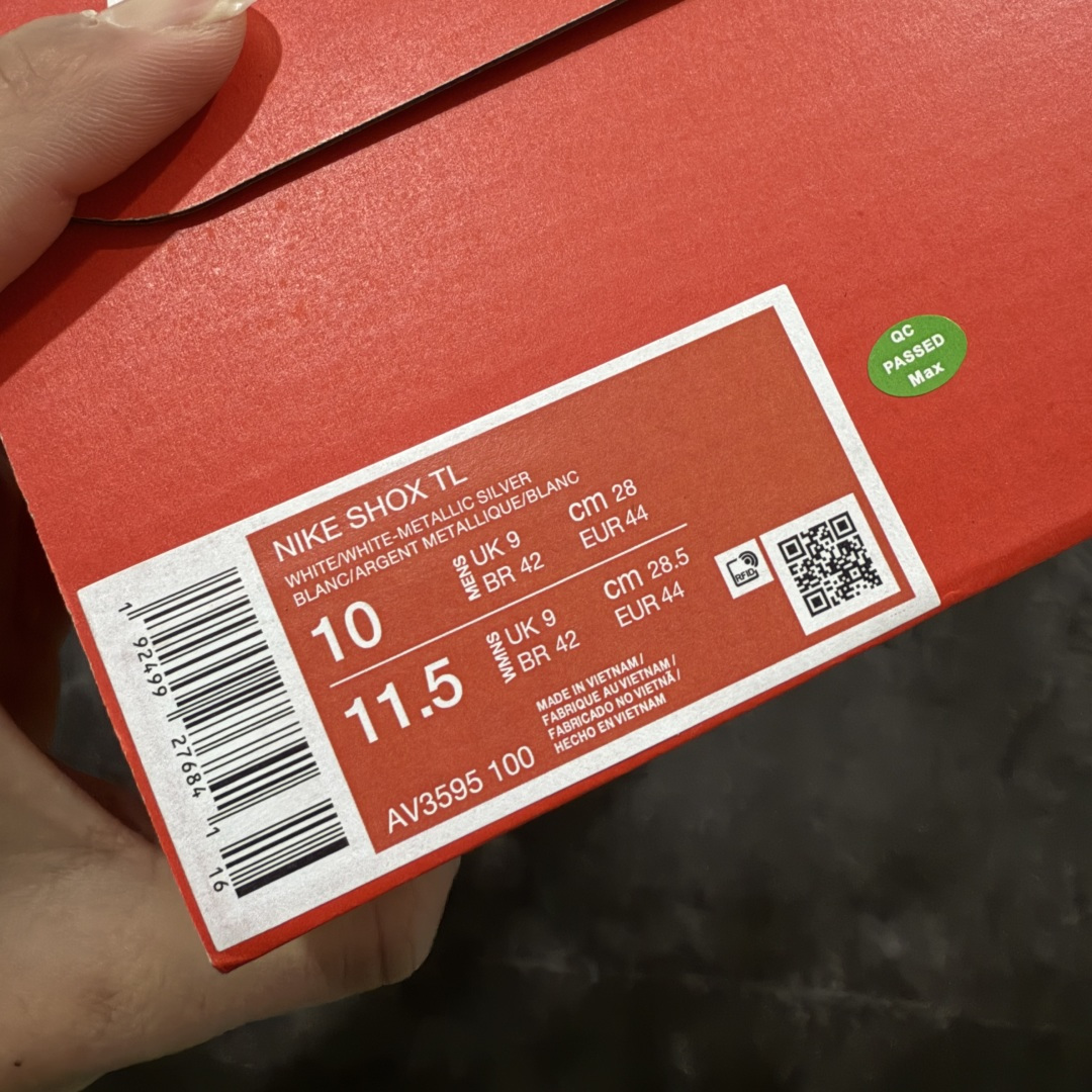 图片[10]-【Max纯原版】原版开发 Nike Shox TL系列 白银色 AV3595-100 NK Shox TL系列 黑蓝色 复古舒适百搭防滑耐磨低邦柱形气垫休闲跑步鞋 鞋面采用了轻质化的材料打造，搭载鞋带系带系统以及鞋舌部分的特殊控制模块，科技感十足；采用透气纺织品和网眼鞋面与标志性的Nike Shox技术，同时提供更轻盈的感觉和大胆的外观；鞋身大面积采用织物与皮革材质拼接设计，搭配Dri-FITz透气网面，透气性拉满不闷脚。中底前掌搭载Air Max科技，后掌配置Shoxy缓震气柱，前掌气垫提供灵敏回弹，中底的气柱设计也很加分，外观上科技感十足；设计彰显个性，复古造型适配多种穿搭风格。 尺码：39 40 40.5 41 42 42.5 43 44 44.5 45 45.5 46 46.5 47.5-选品中心