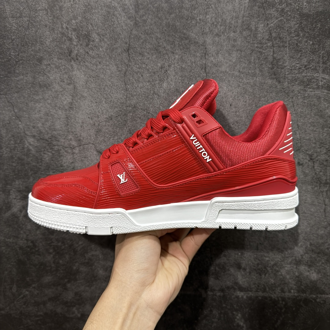 图片[2]-【YS纯原】广奢高端货 LOUIS VUITTON 路易威登 LV Trainer系列 拉丝白红 ✦ 原楦原纸版开模，鞋型立体饱满 ✦ 零毛边、零溢胶、零线头瑕疵 ✦ 细节与原版一致 区分市面通货 ✦ 多层叠片＋电脑针车，针距密度一致 ✦ Monogram浮雕＋3D高频压纹 ✦ 多密度发泡中底：支撑回弹媲美专柜 ✦ 原装橡胶大底：含胶量高、纹路深、双拼接零偏差 ✦ ZP级原装包装：专柜款鞋盒＋防尘袋＋说明书 尺码：39-45-选品中心