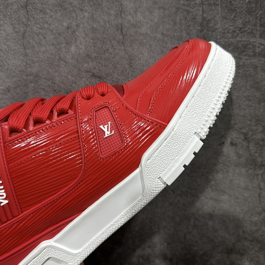 图片[6]-【YS纯原】广奢高端货 LOUIS VUITTON 路易威登 LV Trainer系列 拉丝白红 ✦ 原楦原纸版开模，鞋型立体饱满 ✦ 零毛边、零溢胶、零线头瑕疵 ✦ 细节与原版一致 区分市面通货 ✦ 多层叠片＋电脑针车，针距密度一致 ✦ Monogram浮雕＋3D高频压纹 ✦ 多密度发泡中底：支撑回弹媲美专柜 ✦ 原装橡胶大底：含胶量高、纹路深、双拼接零偏差 ✦ ZP级原装包装：专柜款鞋盒＋防尘袋＋说明书 尺码：39-45-选品中心