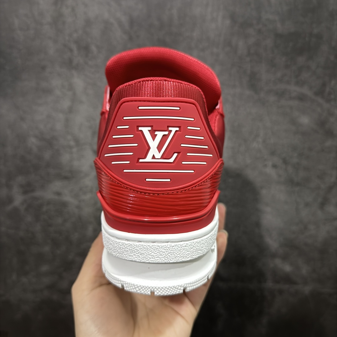 图片[4]-【YS纯原】广奢高端货 LOUIS VUITTON 路易威登 LV Trainer系列 拉丝白红 ✦ 原楦原纸版开模，鞋型立体饱满 ✦ 零毛边、零溢胶、零线头瑕疵 ✦ 细节与原版一致 区分市面通货 ✦ 多层叠片＋电脑针车，针距密度一致 ✦ Monogram浮雕＋3D高频压纹 ✦ 多密度发泡中底：支撑回弹媲美专柜 ✦ 原装橡胶大底：含胶量高、纹路深、双拼接零偏差 ✦ ZP级原装包装：专柜款鞋盒＋防尘袋＋说明书 尺码：39-45-选品中心