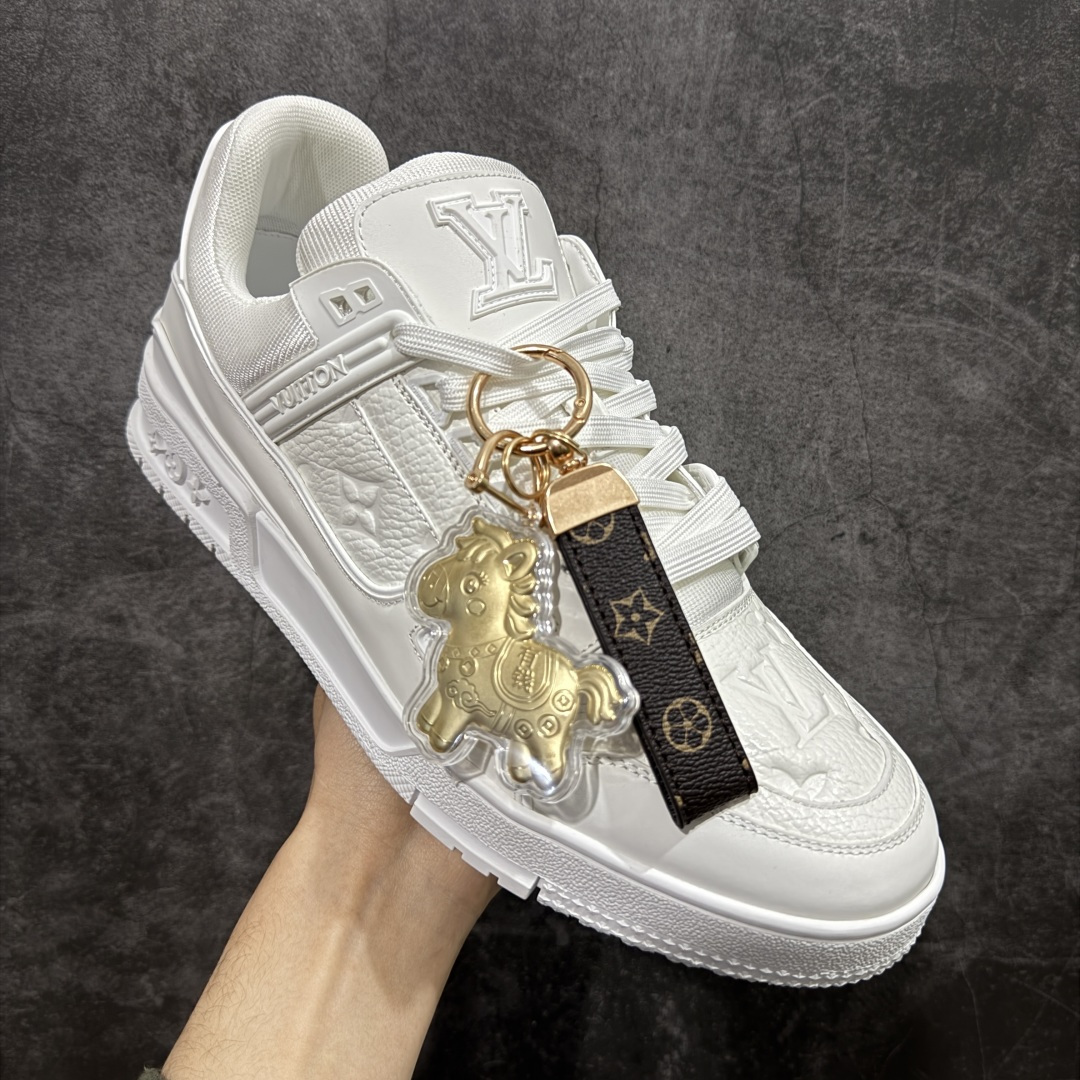 图片[3]-【YS纯原】广奢高端货 LOUIS VUITTON 路易威登 LV Trainer系列 白皮荔枝纹 ✦ 原楦原纸版开模，鞋型立体饱满 ✦ 零毛边、零溢胶、零线头瑕疵 ✦ 细节与原版一致 区分市面通货 ✦ 多层叠片＋电脑针车，针距密度一致 ✦ Monogram浮雕＋3D高频压纹 ✦ 多密度发泡中底：支撑回弹媲美专柜 ✦ 原装橡胶大底：含胶量高、纹路深、双拼接零偏差 ✦ ZP级原装包装：专柜款鞋盒＋防尘袋＋说明书 尺码：39-45-选品中心