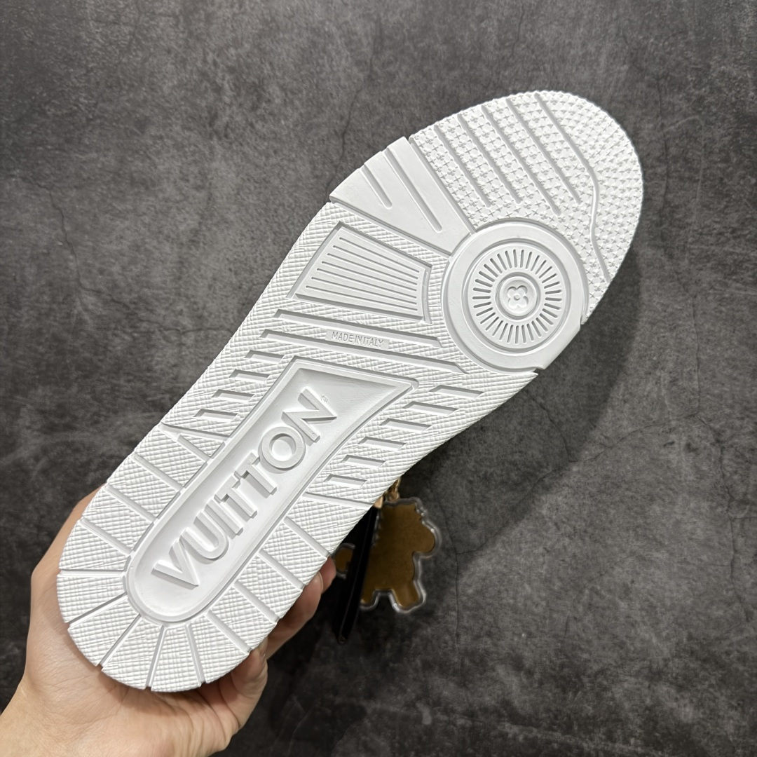 图片[9]-【YS纯原】广奢高端货 LOUIS VUITTON 路易威登 LV Trainer系列 白皮荔枝纹 ✦ 原楦原纸版开模，鞋型立体饱满 ✦ 零毛边、零溢胶、零线头瑕疵 ✦ 细节与原版一致 区分市面通货 ✦ 多层叠片＋电脑针车，针距密度一致 ✦ Monogram浮雕＋3D高频压纹 ✦ 多密度发泡中底：支撑回弹媲美专柜 ✦ 原装橡胶大底：含胶量高、纹路深、双拼接零偏差 ✦ ZP级原装包装：专柜款鞋盒＋防尘袋＋说明书 尺码：39-45-选品中心