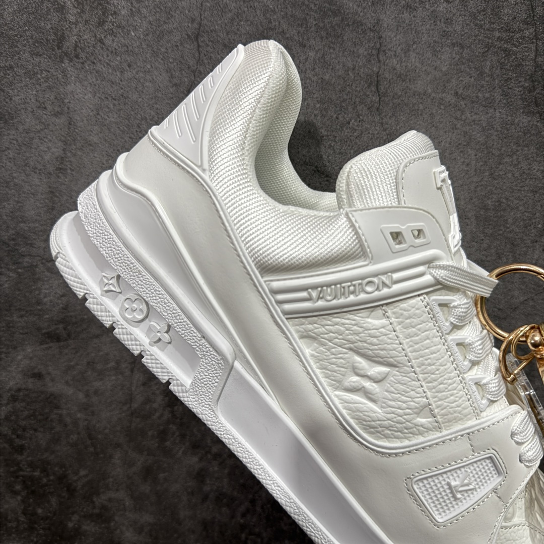 图片[7]-【YS纯原】广奢高端货 LOUIS VUITTON 路易威登 LV Trainer系列 白皮荔枝纹 ✦ 原楦原纸版开模，鞋型立体饱满 ✦ 零毛边、零溢胶、零线头瑕疵 ✦ 细节与原版一致 区分市面通货 ✦ 多层叠片＋电脑针车，针距密度一致 ✦ Monogram浮雕＋3D高频压纹 ✦ 多密度发泡中底：支撑回弹媲美专柜 ✦ 原装橡胶大底：含胶量高、纹路深、双拼接零偏差 ✦ ZP级原装包装：专柜款鞋盒＋防尘袋＋说明书 尺码：39-45-选品中心