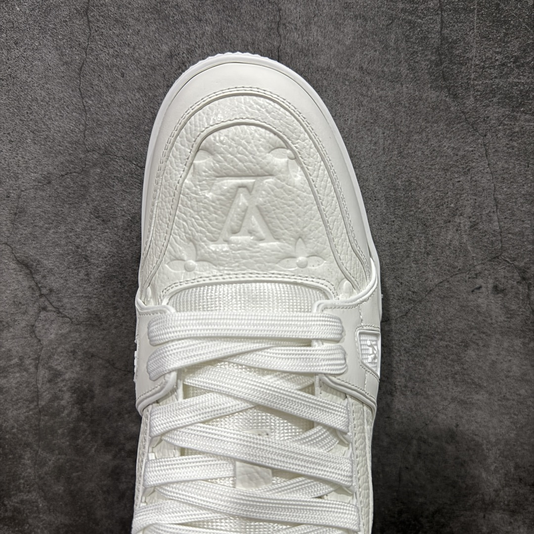 图片[5]-【YS纯原】广奢高端货 LOUIS VUITTON 路易威登 LV Trainer系列 白皮荔枝纹 ✦ 原楦原纸版开模，鞋型立体饱满 ✦ 零毛边、零溢胶、零线头瑕疵 ✦ 细节与原版一致 区分市面通货 ✦ 多层叠片＋电脑针车，针距密度一致 ✦ Monogram浮雕＋3D高频压纹 ✦ 多密度发泡中底：支撑回弹媲美专柜 ✦ 原装橡胶大底：含胶量高、纹路深、双拼接零偏差 ✦ ZP级原装包装：专柜款鞋盒＋防尘袋＋说明书 尺码：39-45-选品中心