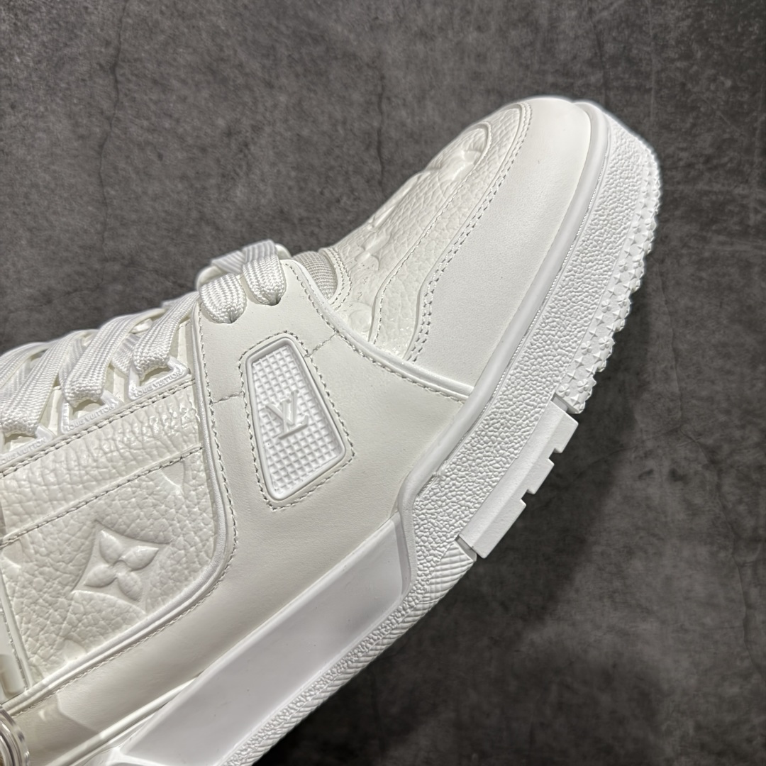 图片[6]-【YS纯原】广奢高端货 LOUIS VUITTON 路易威登 LV Trainer系列 白皮荔枝纹 ✦ 原楦原纸版开模，鞋型立体饱满 ✦ 零毛边、零溢胶、零线头瑕疵 ✦ 细节与原版一致 区分市面通货 ✦ 多层叠片＋电脑针车，针距密度一致 ✦ Monogram浮雕＋3D高频压纹 ✦ 多密度发泡中底：支撑回弹媲美专柜 ✦ 原装橡胶大底：含胶量高、纹路深、双拼接零偏差 ✦ ZP级原装包装：专柜款鞋盒＋防尘袋＋说明书 尺码：39-45-选品中心