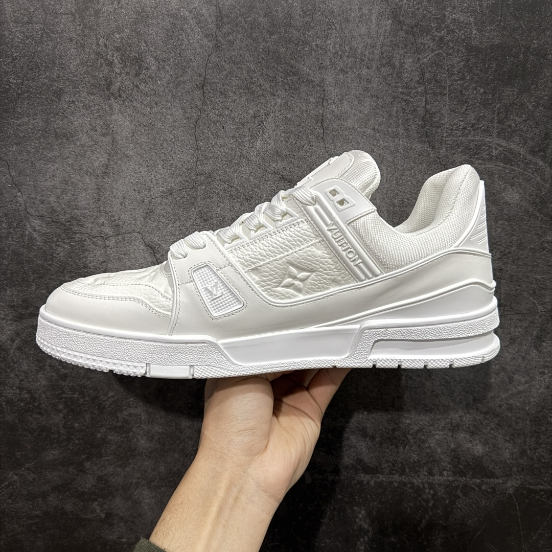 图片[2]-【YS纯原】广奢高端货 LOUIS VUITTON 路易威登 LV Trainer系列 白皮荔枝纹 ✦ 原楦原纸版开模，鞋型立体饱满 ✦ 零毛边、零溢胶、零线头瑕疵 ✦ 细节与原版一致 区分市面通货 ✦ 多层叠片＋电脑针车，针距密度一致 ✦ Monogram浮雕＋3D高频压纹 ✦ 多密度发泡中底：支撑回弹媲美专柜 ✦ 原装橡胶大底：含胶量高、纹路深、双拼接零偏差 ✦ ZP级原装包装：专柜款鞋盒＋防尘袋＋说明书 尺码：39-45-选品中心