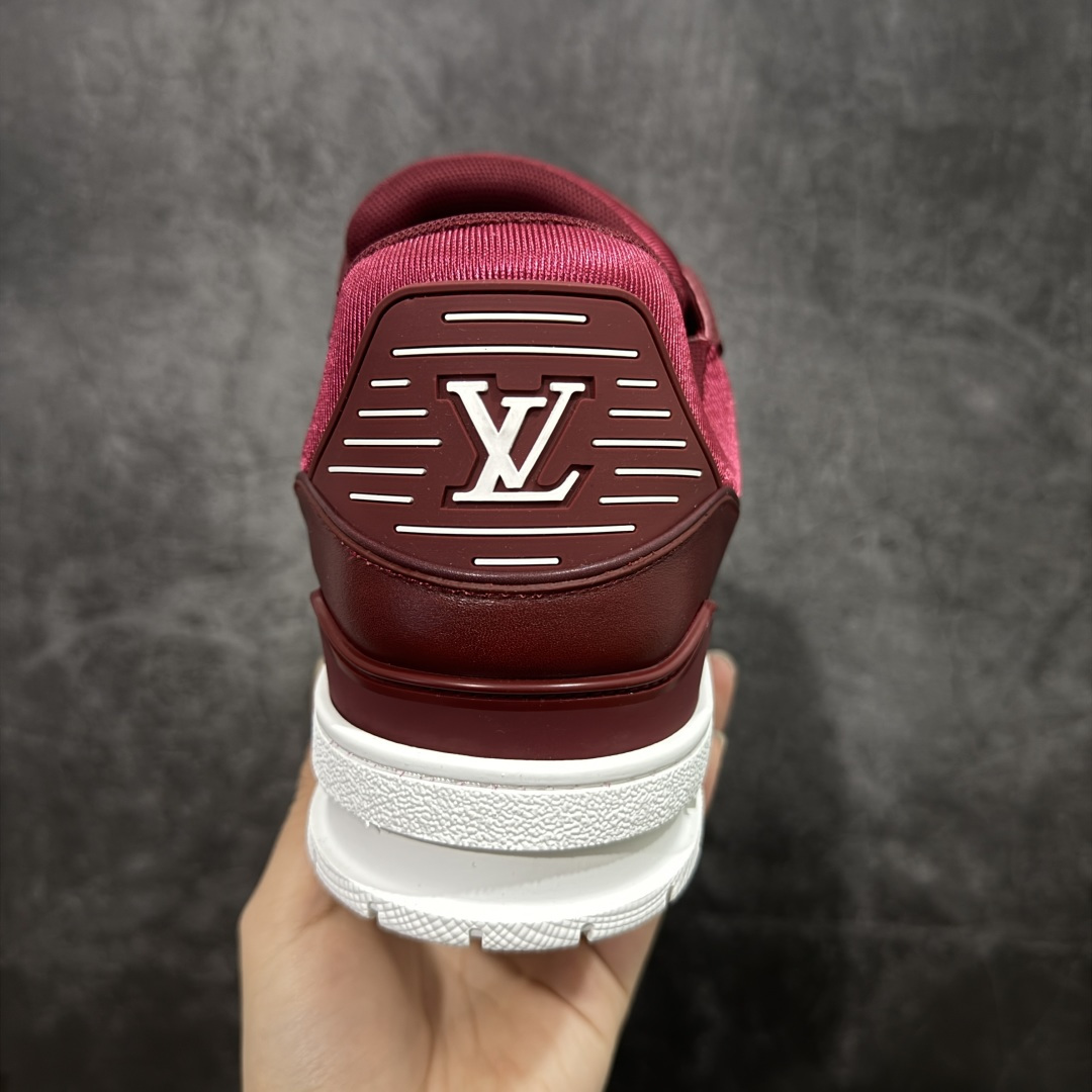 图片[4]-【YS纯原】广奢高端货 LOUIS VUITTON 路易威登 LV Trainer系列 拉丝白红 ✦ 原楦原纸版开模，鞋型立体饱满 ✦ 零毛边、零溢胶、零线头瑕疵 ✦ 细节与原版一致 区分市面通货 ✦ 多层叠片＋电脑针车，针距密度一致 ✦ Monogram浮雕＋3D高频压纹 ✦ 多密度发泡中底：支撑回弹媲美专柜 ✦ 原装橡胶大底：含胶量高、纹路深、双拼接零偏差 ✦ ZP级原装包装：专柜款鞋盒＋防尘袋＋说明书 尺码：39-45-选品中心