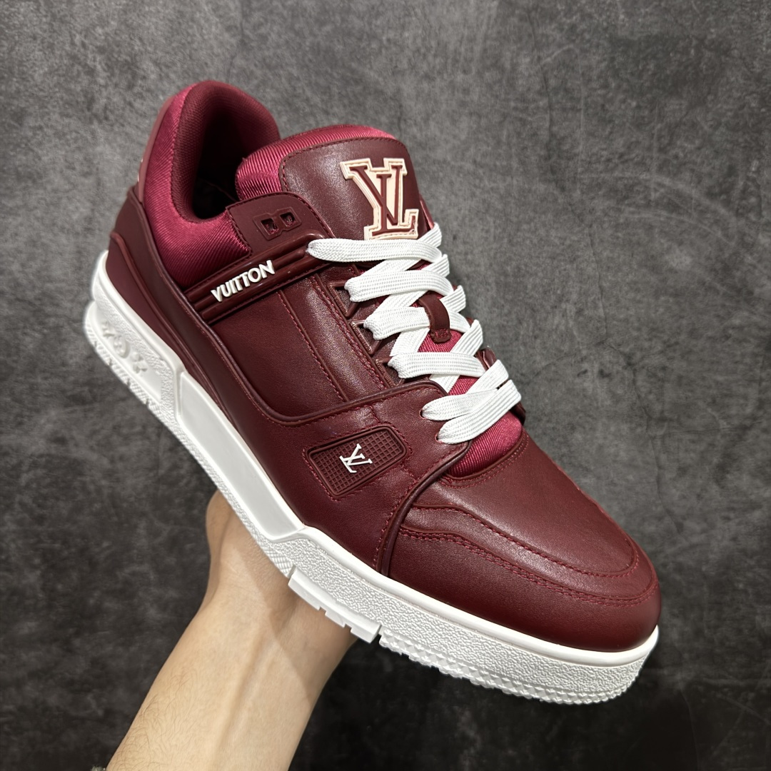 图片[3]-【YS纯原】广奢高端货 LOUIS VUITTON 路易威登 LV Trainer系列 拉丝白红 ✦ 原楦原纸版开模，鞋型立体饱满 ✦ 零毛边、零溢胶、零线头瑕疵 ✦ 细节与原版一致 区分市面通货 ✦ 多层叠片＋电脑针车，针距密度一致 ✦ Monogram浮雕＋3D高频压纹 ✦ 多密度发泡中底：支撑回弹媲美专柜 ✦ 原装橡胶大底：含胶量高、纹路深、双拼接零偏差 ✦ ZP级原装包装：专柜款鞋盒＋防尘袋＋说明书 尺码：39-45-选品中心