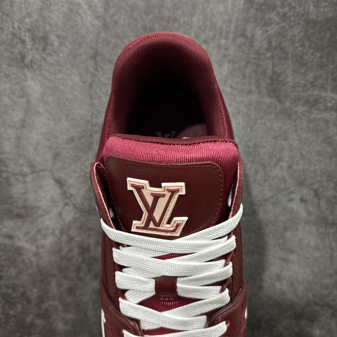 图片[8]-【YS纯原】广奢高端货 LOUIS VUITTON 路易威登 LV Trainer系列 拉丝白红 ✦ 原楦原纸版开模，鞋型立体饱满 ✦ 零毛边、零溢胶、零线头瑕疵 ✦ 细节与原版一致 区分市面通货 ✦ 多层叠片＋电脑针车，针距密度一致 ✦ Monogram浮雕＋3D高频压纹 ✦ 多密度发泡中底：支撑回弹媲美专柜 ✦ 原装橡胶大底：含胶量高、纹路深、双拼接零偏差 ✦ ZP级原装包装：专柜款鞋盒＋防尘袋＋说明书 尺码：39-45-选品中心