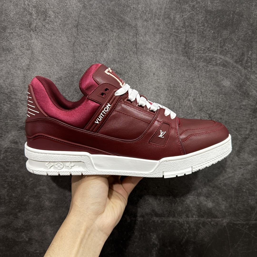 【YS纯原】广奢高端货 LOUIS VUITTON 路易威登 LV Trainer系列 拉丝白红 ✦ 原楦原纸版开模，鞋型立体饱满 ✦ 零毛边、零溢胶、零线头瑕疵 ✦ 细节与原版一致 区分市面通货 ✦ 多层叠片＋电脑针车，针距密度一致 ✦ Monogram浮雕＋3D高频压纹 ✦ 多密度发泡中底：支撑回弹媲美专柜 ✦ 原装橡胶大底：含胶量高、纹路深、双拼接零偏差 ✦ ZP级原装包装：专柜款鞋盒＋防尘袋＋说明书 尺码：39-45-选品中心