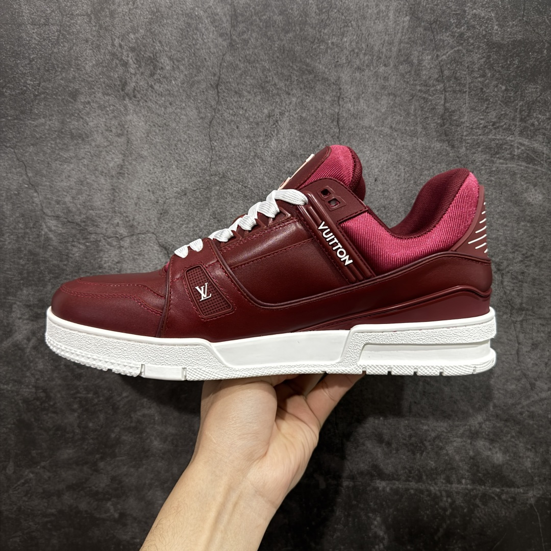 图片[2]-【YS纯原】广奢高端货 LOUIS VUITTON 路易威登 LV Trainer系列 拉丝白红 ✦ 原楦原纸版开模，鞋型立体饱满 ✦ 零毛边、零溢胶、零线头瑕疵 ✦ 细节与原版一致 区分市面通货 ✦ 多层叠片＋电脑针车，针距密度一致 ✦ Monogram浮雕＋3D高频压纹 ✦ 多密度发泡中底：支撑回弹媲美专柜 ✦ 原装橡胶大底：含胶量高、纹路深、双拼接零偏差 ✦ ZP级原装包装：专柜款鞋盒＋防尘袋＋说明书 尺码：39-45-选品中心