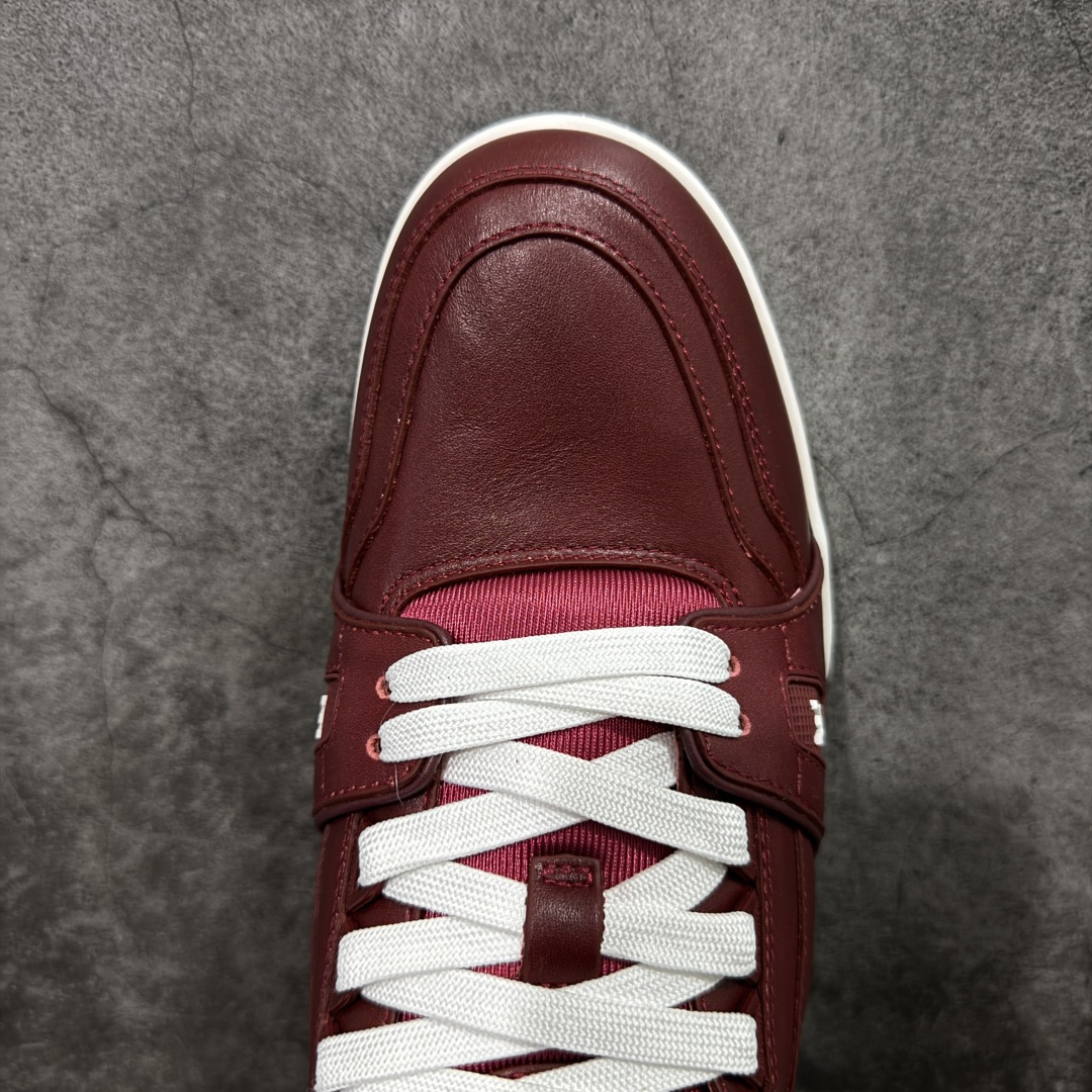 图片[5]-【YS纯原】广奢高端货 LOUIS VUITTON 路易威登 LV Trainer系列 拉丝白红 ✦ 原楦原纸版开模，鞋型立体饱满 ✦ 零毛边、零溢胶、零线头瑕疵 ✦ 细节与原版一致 区分市面通货 ✦ 多层叠片＋电脑针车，针距密度一致 ✦ Monogram浮雕＋3D高频压纹 ✦ 多密度发泡中底：支撑回弹媲美专柜 ✦ 原装橡胶大底：含胶量高、纹路深、双拼接零偏差 ✦ ZP级原装包装：专柜款鞋盒＋防尘袋＋说明书 尺码：39-45-选品中心