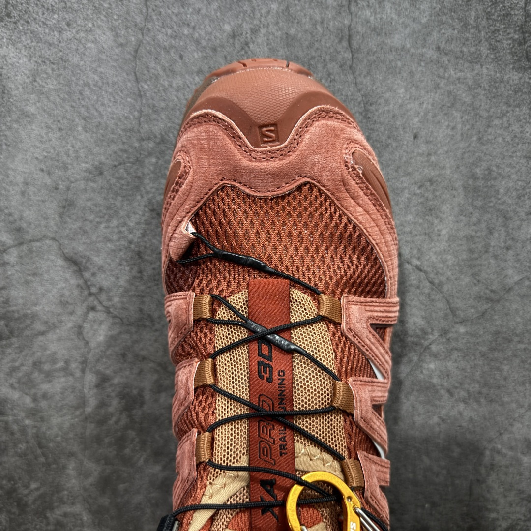 图片[5]-【W1纯原版】SALOMON XA Pro 3D 马年限定定制款 棕红色 萨洛蒙潮流越野机能户外功能鞋 479684 纯原外贸平台特供订单 耗时半年巨作 全套原纸板楦头开发 原厂特供网布配套加持 确保原汁原味 完美呈现版型 原档数据独家私模五层组合大底 男女鞋同步官方开发 原装Ortholite轻量化鞋垫 中底布带钢印编号 原厂TPU锁扣 进口港宝加持 后跟自然饱满 还原公司包裹性 鞋面采用SENSIFT贴合技术 全方位贴合包裹脚型 鞋跟部鞋底牵引设计 提供强大的抓地性能 更适应野外崎岖不平的道路 其3D ADVANCED CHASSIS底盘 材料轻量大化 钉齿设计更具稳定性 防护性 鞋底易磨损区运用CONTAGRIP高耐磨材料 应对城市硬质路面长距离跑考验 尺码：36 36.5 37.5 38 38.5 39 40 40.5 41 42 42.5 43 44 44.5 45-选品中心