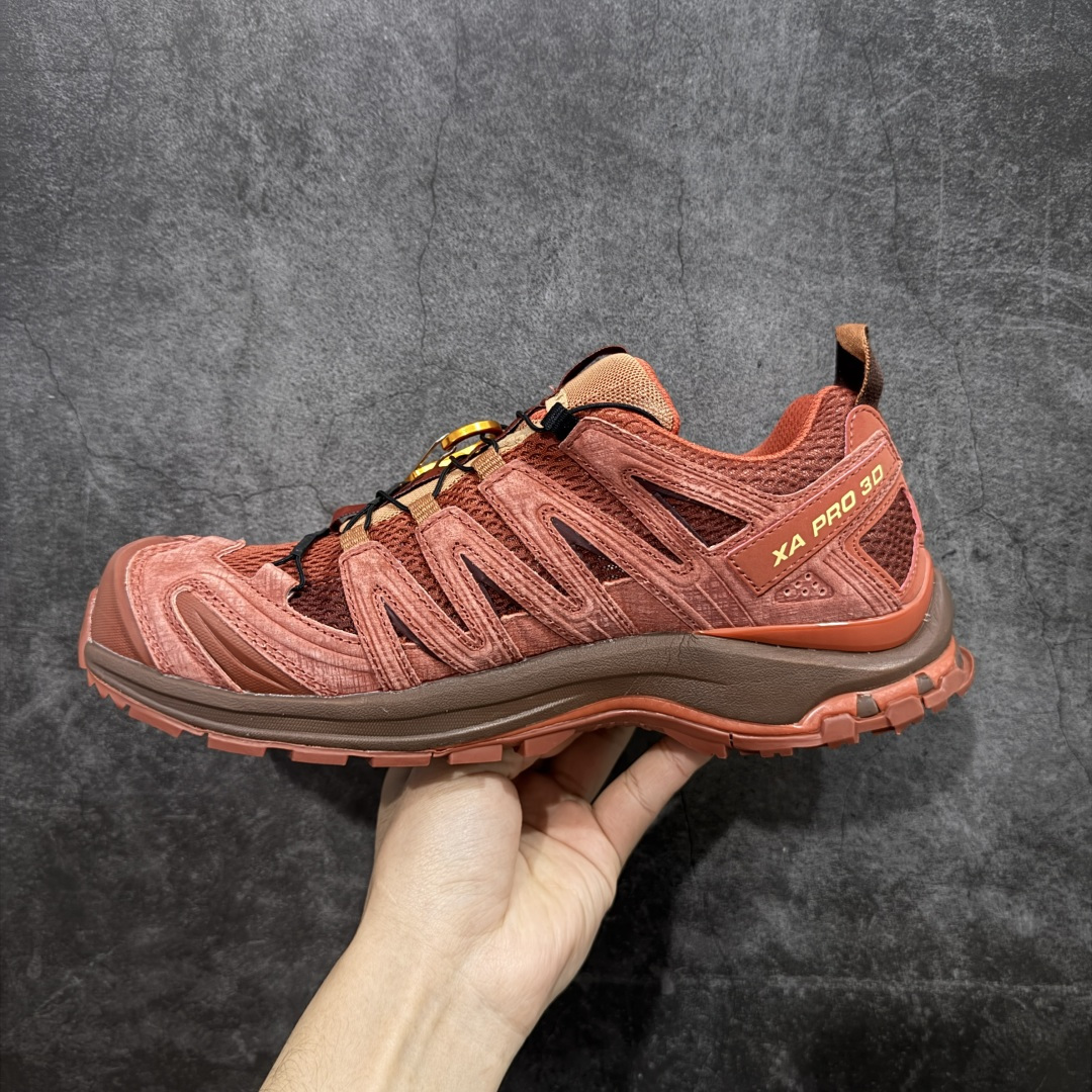 图片[2]-【W1纯原版】SALOMON XA Pro 3D 马年限定定制款 棕红色 萨洛蒙潮流越野机能户外功能鞋 479684 纯原外贸平台特供订单 耗时半年巨作 全套原纸板楦头开发 原厂特供网布配套加持 确保原汁原味 完美呈现版型 原档数据独家私模五层组合大底 男女鞋同步官方开发 原装Ortholite轻量化鞋垫 中底布带钢印编号 原厂TPU锁扣 进口港宝加持 后跟自然饱满 还原公司包裹性 鞋面采用SENSIFT贴合技术 全方位贴合包裹脚型 鞋跟部鞋底牵引设计 提供强大的抓地性能 更适应野外崎岖不平的道路 其3D ADVANCED CHASSIS底盘 材料轻量大化 钉齿设计更具稳定性 防护性 鞋底易磨损区运用CONTAGRIP高耐磨材料 应对城市硬质路面长距离跑考验 尺码：36 36.5 37.5 38 38.5 39 40 40.5 41 42 42.5 43 44 44.5 45-选品中心