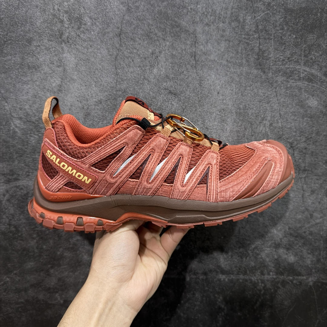 【W1纯原版】SALOMON XA Pro 3D 马年限定定制款 棕红色 萨洛蒙潮流越野机能户外功能鞋 479684 纯原外贸平台特供订单 耗时半年巨作 全套原纸板楦头开发 原厂特供网布配套加持 确保原汁原味 完美呈现版型 原档数据独家私模五层组合大底 男女鞋同步官方开发 原装Ortholite轻量化鞋垫 中底布带钢印编号 原厂TPU锁扣 进口港宝加持 后跟自然饱满 还原公司包裹性 鞋面采用SENSIFT贴合技术 全方位贴合包裹脚型 鞋跟部鞋底牵引设计 提供强大的抓地性能 更适应野外崎岖不平的道路 其3D ADVANCED CHASSIS底盘 材料轻量大化 钉齿设计更具稳定性 防护性 鞋底易磨损区运用CONTAGRIP高耐磨材料 应对城市硬质路面长距离跑考验 尺码：36 36.5 37.5 38 38.5 39 40 40.5 41 42 42.5 43 44 44.5 45-选品中心