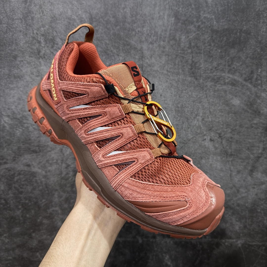 图片[3]-【W1纯原版】SALOMON XA Pro 3D 马年限定定制款 棕红色 萨洛蒙潮流越野机能户外功能鞋 479684 纯原外贸平台特供订单 耗时半年巨作 全套原纸板楦头开发 原厂特供网布配套加持 确保原汁原味 完美呈现版型 原档数据独家私模五层组合大底 男女鞋同步官方开发 原装Ortholite轻量化鞋垫 中底布带钢印编号 原厂TPU锁扣 进口港宝加持 后跟自然饱满 还原公司包裹性 鞋面采用SENSIFT贴合技术 全方位贴合包裹脚型 鞋跟部鞋底牵引设计 提供强大的抓地性能 更适应野外崎岖不平的道路 其3D ADVANCED CHASSIS底盘 材料轻量大化 钉齿设计更具稳定性 防护性 鞋底易磨损区运用CONTAGRIP高耐磨材料 应对城市硬质路面长距离跑考验 尺码：36 36.5 37.5 38 38.5 39 40 40.5 41 42 42.5 43 44 44.5 45-选品中心
