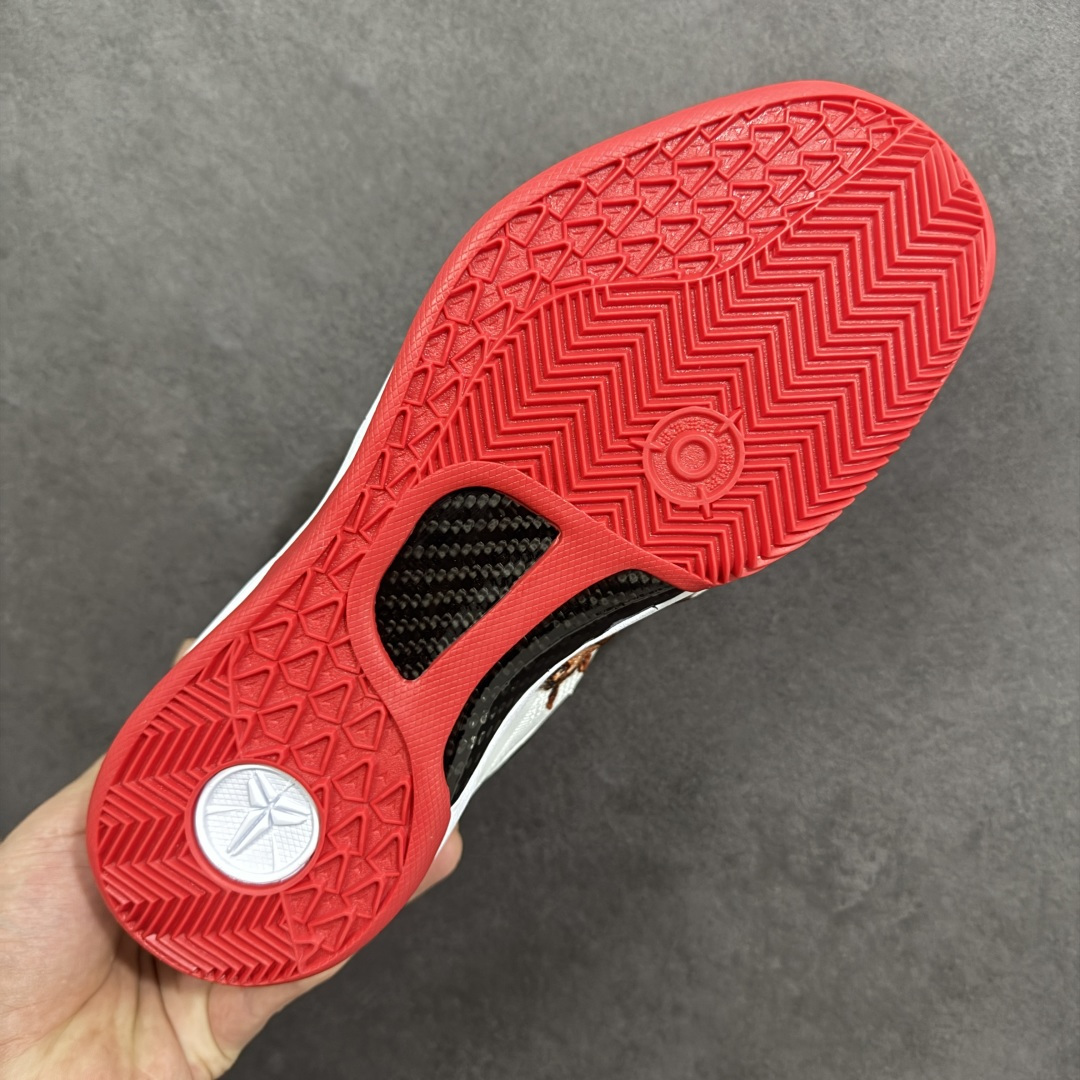 图片[9]-【定制版】Nike Kobe 8 Protro | 马年限定萌马涂鸦曼巴战靴，萌马踏春而来，曼巴精神再续传奇✨ 马年限定，萌趣满格纯白鞋面上，几只神态各异的萌马涂鸦栩栩如生：有的歪头憨笑，有的眼神灵动，仿佛把一整座春日牧场穿在脚上。经典的黑色Swoosh与鲜红外底形成撞色，在萌趣氛围中注入锐利的竞技感，后跟的红色曼巴签名更是情怀拉满，致敬科比永不言弃的精神内核。🛡️ 曼巴科技，实战硬核 – 轻质工程网布鞋面：透气不闷脚，同时提供精准包裹，急停变向时双脚稳如磐石。 – Phylon缓震中底：落地时柔和化解冲击力，起跳反馈干脆利落，助力每一次精准投射。- 人字纹外底：室内外场地通吃，强劲抓地力让你的启动、突破都扎实迅猛 货号：HF2793-023 尺码：38 38.5 39 40 40.5 41 42 42.5 43 44 44.5 45 46-选品中心