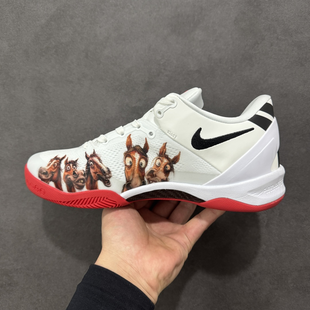 图片[2]-【定制版】Nike Kobe 8 Protro | 马年限定萌马涂鸦曼巴战靴，萌马踏春而来，曼巴精神再续传奇✨ 马年限定，萌趣满格纯白鞋面上，几只神态各异的萌马涂鸦栩栩如生：有的歪头憨笑，有的眼神灵动，仿佛把一整座春日牧场穿在脚上。经典的黑色Swoosh与鲜红外底形成撞色，在萌趣氛围中注入锐利的竞技感，后跟的红色曼巴签名更是情怀拉满，致敬科比永不言弃的精神内核。🛡️ 曼巴科技，实战硬核 – 轻质工程网布鞋面：透气不闷脚，同时提供精准包裹，急停变向时双脚稳如磐石。 – Phylon缓震中底：落地时柔和化解冲击力，起跳反馈干脆利落，助力每一次精准投射。- 人字纹外底：室内外场地通吃，强劲抓地力让你的启动、突破都扎实迅猛 货号：HF2793-023 尺码：38 38.5 39 40 40.5 41 42 42.5 43 44 44.5 45 46-选品中心