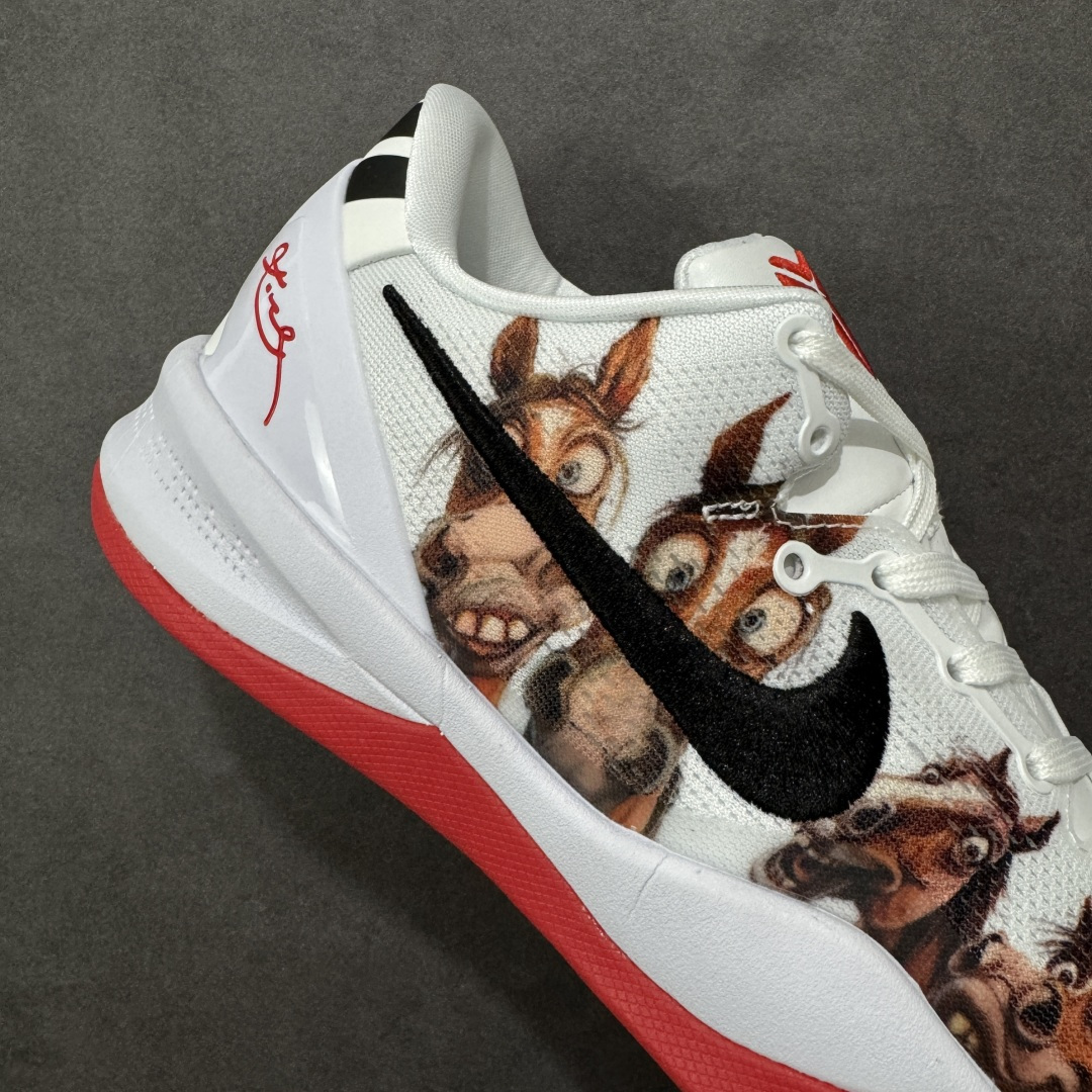 图片[6]-【定制版】Nike Kobe 8 Protro | 马年限定萌马涂鸦曼巴战靴，萌马踏春而来，曼巴精神再续传奇✨ 马年限定，萌趣满格纯白鞋面上，几只神态各异的萌马涂鸦栩栩如生：有的歪头憨笑，有的眼神灵动，仿佛把一整座春日牧场穿在脚上。经典的黑色Swoosh与鲜红外底形成撞色，在萌趣氛围中注入锐利的竞技感，后跟的红色曼巴签名更是情怀拉满，致敬科比永不言弃的精神内核。🛡️ 曼巴科技，实战硬核 – 轻质工程网布鞋面：透气不闷脚，同时提供精准包裹，急停变向时双脚稳如磐石。 – Phylon缓震中底：落地时柔和化解冲击力，起跳反馈干脆利落，助力每一次精准投射。- 人字纹外底：室内外场地通吃，强劲抓地力让你的启动、突破都扎实迅猛 货号：HF2793-023 尺码：38 38.5 39 40 40.5 41 42 42.5 43 44 44.5 45 46-选品中心