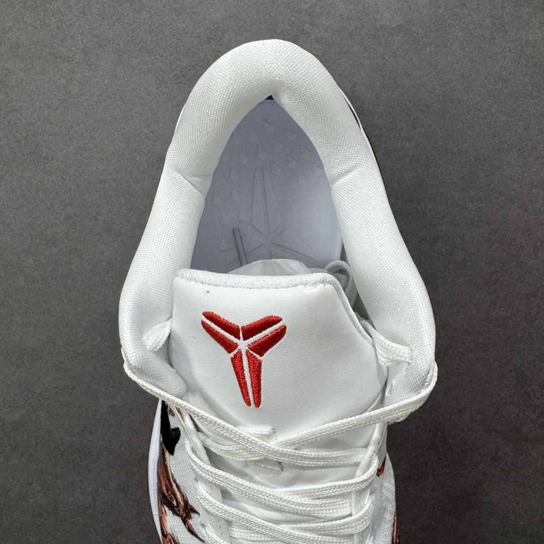 图片[7]-【定制版】Nike Kobe 8 Protro | 马年限定萌马涂鸦曼巴战靴，萌马踏春而来，曼巴精神再续传奇✨ 马年限定，萌趣满格纯白鞋面上，几只神态各异的萌马涂鸦栩栩如生：有的歪头憨笑，有的眼神灵动，仿佛把一整座春日牧场穿在脚上。经典的黑色Swoosh与鲜红外底形成撞色，在萌趣氛围中注入锐利的竞技感，后跟的红色曼巴签名更是情怀拉满，致敬科比永不言弃的精神内核。🛡️ 曼巴科技，实战硬核 – 轻质工程网布鞋面：透气不闷脚，同时提供精准包裹，急停变向时双脚稳如磐石。 – Phylon缓震中底：落地时柔和化解冲击力，起跳反馈干脆利落，助力每一次精准投射。- 人字纹外底：室内外场地通吃，强劲抓地力让你的启动、突破都扎实迅猛 货号：HF2793-023 尺码：38 38.5 39 40 40.5 41 42 42.5 43 44 44.5 45 46-选品中心