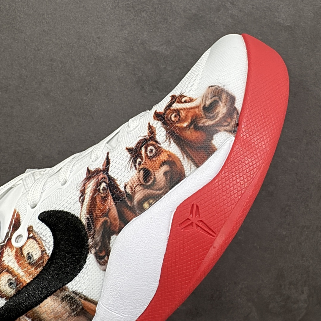图片[5]-【定制版】Nike Kobe 8 Protro | 马年限定萌马涂鸦曼巴战靴，萌马踏春而来，曼巴精神再续传奇✨ 马年限定，萌趣满格纯白鞋面上，几只神态各异的萌马涂鸦栩栩如生：有的歪头憨笑，有的眼神灵动，仿佛把一整座春日牧场穿在脚上。经典的黑色Swoosh与鲜红外底形成撞色，在萌趣氛围中注入锐利的竞技感，后跟的红色曼巴签名更是情怀拉满，致敬科比永不言弃的精神内核。🛡️ 曼巴科技，实战硬核 – 轻质工程网布鞋面：透气不闷脚，同时提供精准包裹，急停变向时双脚稳如磐石。 – Phylon缓震中底：落地时柔和化解冲击力，起跳反馈干脆利落，助力每一次精准投射。- 人字纹外底：室内外场地通吃，强劲抓地力让你的启动、突破都扎实迅猛 货号：HF2793-023 尺码：38 38.5 39 40 40.5 41 42 42.5 43 44 44.5 45 46-选品中心
