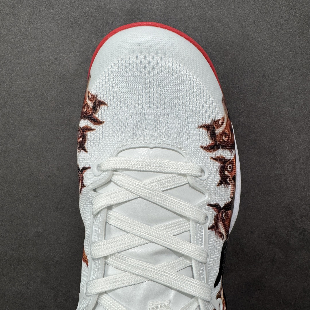 图片[8]-【定制版】Nike Kobe 8 Protro | 马年限定萌马涂鸦曼巴战靴，萌马踏春而来，曼巴精神再续传奇✨ 马年限定，萌趣满格纯白鞋面上，几只神态各异的萌马涂鸦栩栩如生：有的歪头憨笑，有的眼神灵动，仿佛把一整座春日牧场穿在脚上。经典的黑色Swoosh与鲜红外底形成撞色，在萌趣氛围中注入锐利的竞技感，后跟的红色曼巴签名更是情怀拉满，致敬科比永不言弃的精神内核。🛡️ 曼巴科技，实战硬核 – 轻质工程网布鞋面：透气不闷脚，同时提供精准包裹，急停变向时双脚稳如磐石。 – Phylon缓震中底：落地时柔和化解冲击力，起跳反馈干脆利落，助力每一次精准投射。- 人字纹外底：室内外场地通吃，强劲抓地力让你的启动、突破都扎实迅猛 货号：HF2793-023 尺码：38 38.5 39 40 40.5 41 42 42.5 43 44 44.5 45 46-选品中心